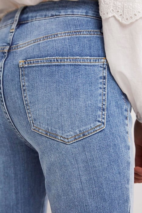 FITTED CROPPED FLARE JEANS DEN 4