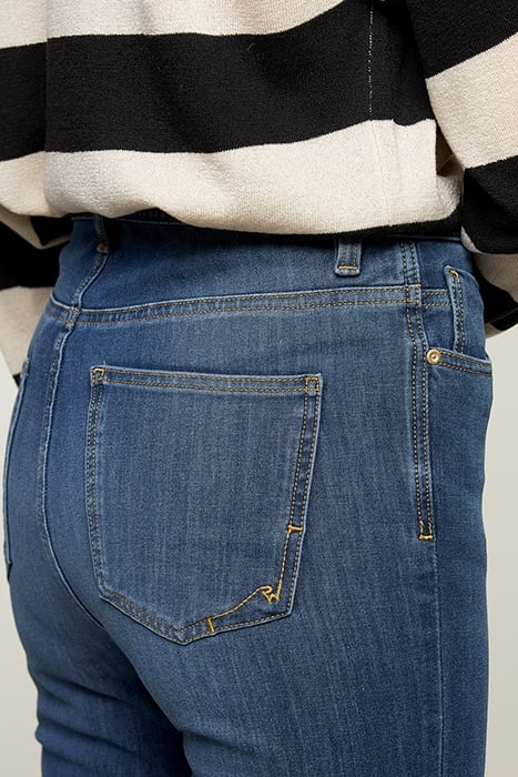 BLUE CLASSIC FITTED JEANS 4