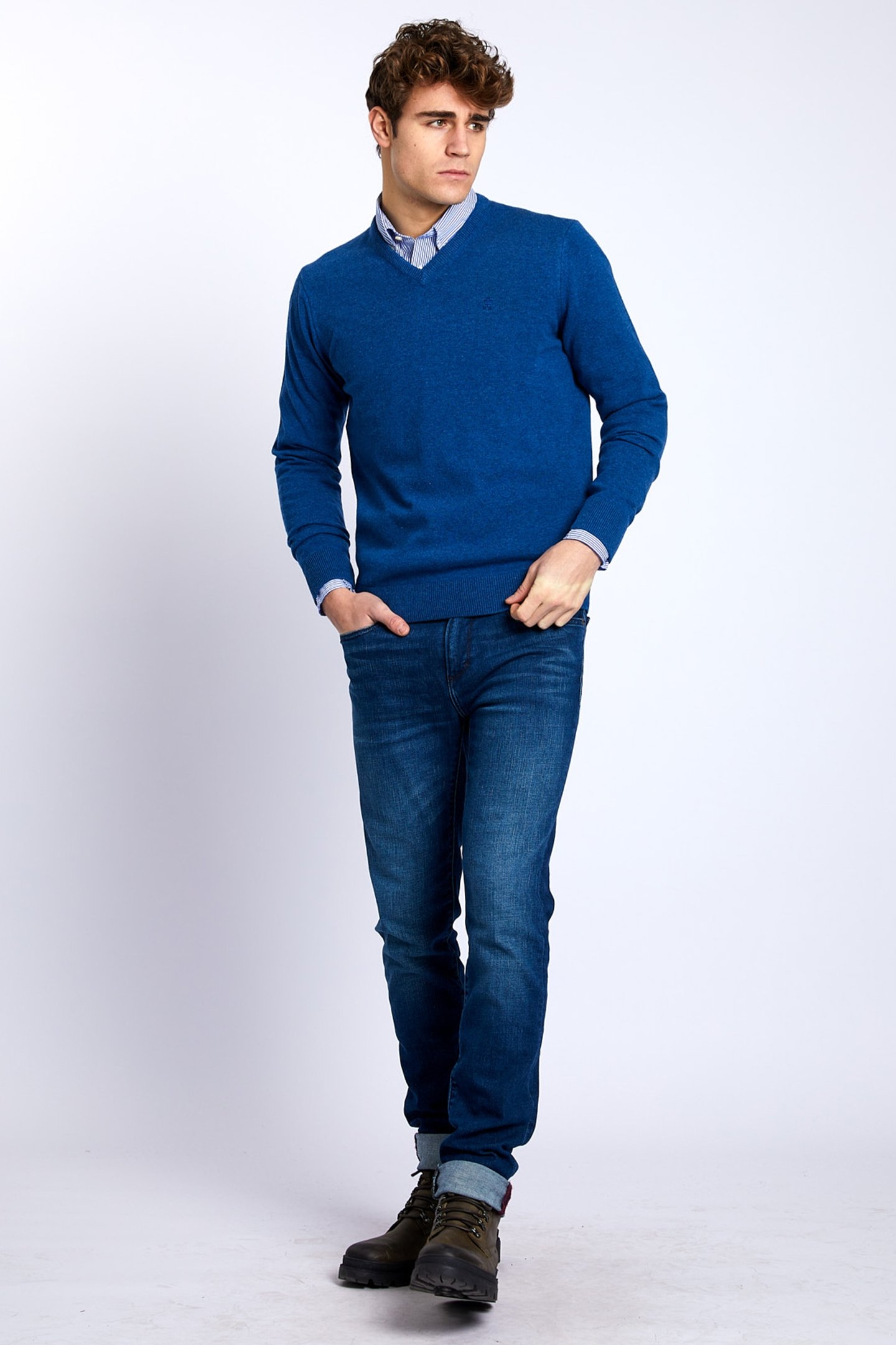 BASIC V-NECK PULLOVER IN BLUE 3
