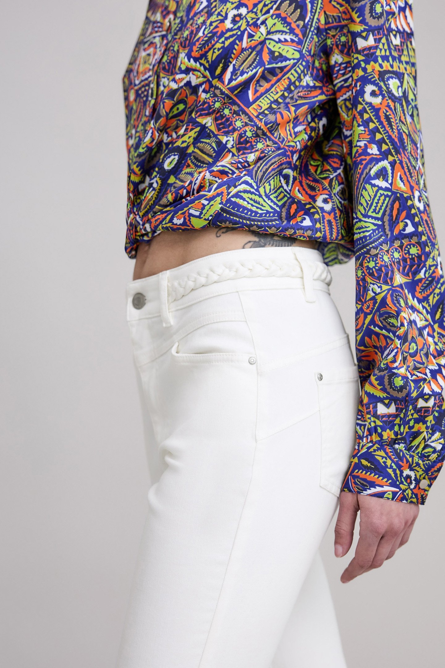 SLIM WHITE POWERSTRETCH BRAIDED BELT CROPPED JEANS 7