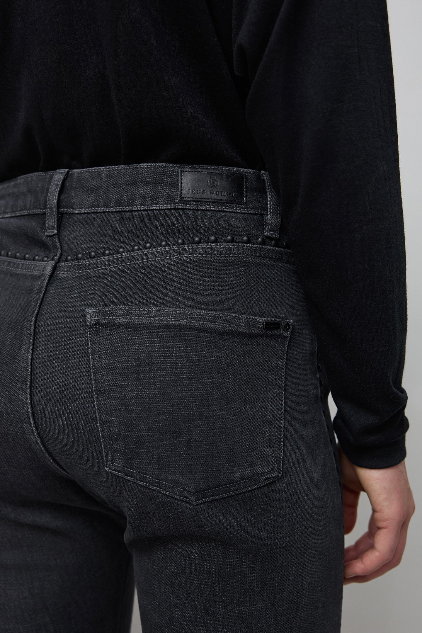 HIGH-WAISTED WASHED BLACK STRAIGHT JEANS WITH STUD 7