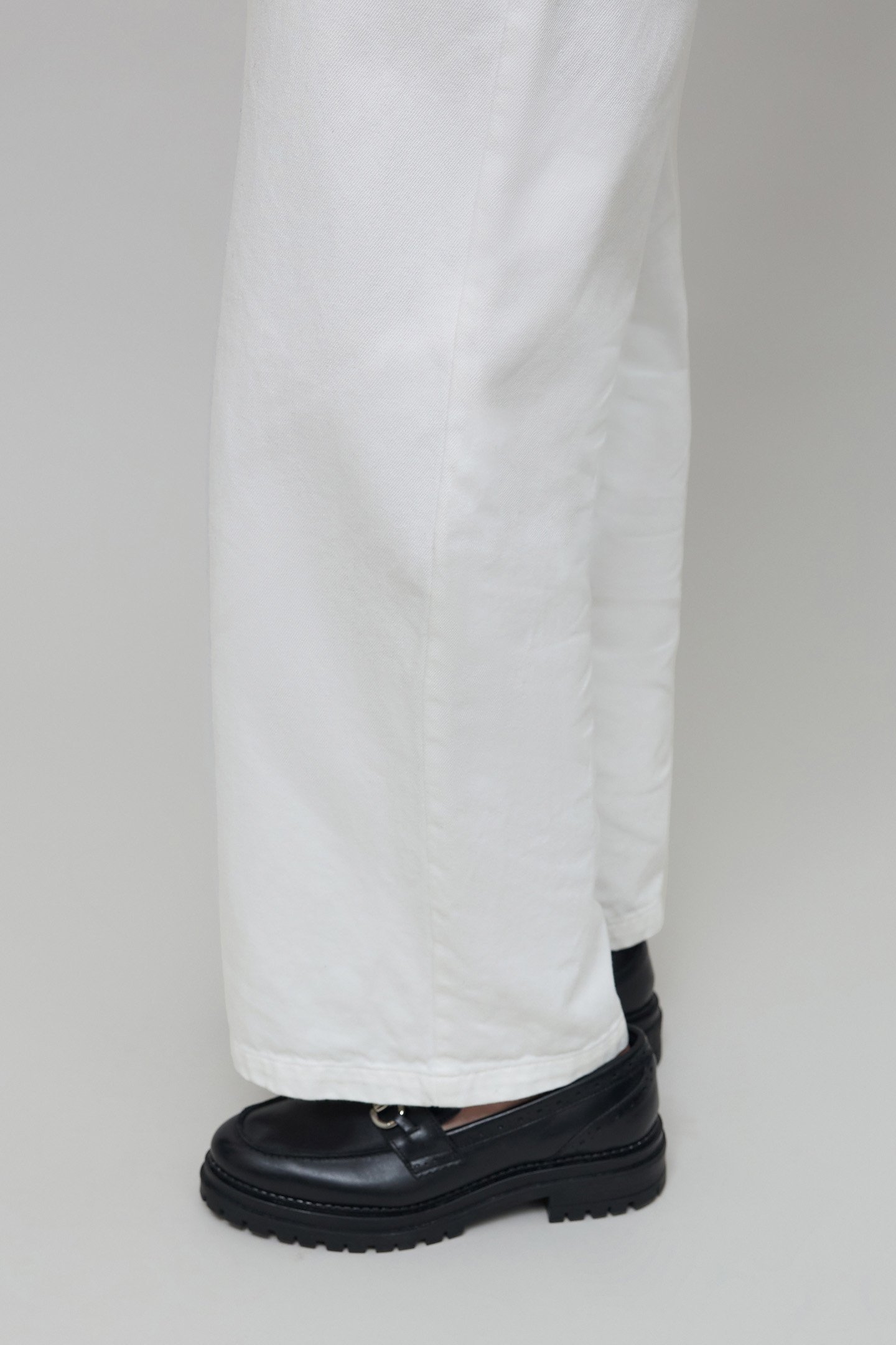 HIGH-WAISTED OFF-WHITE WIDE-LEG JEANS 8