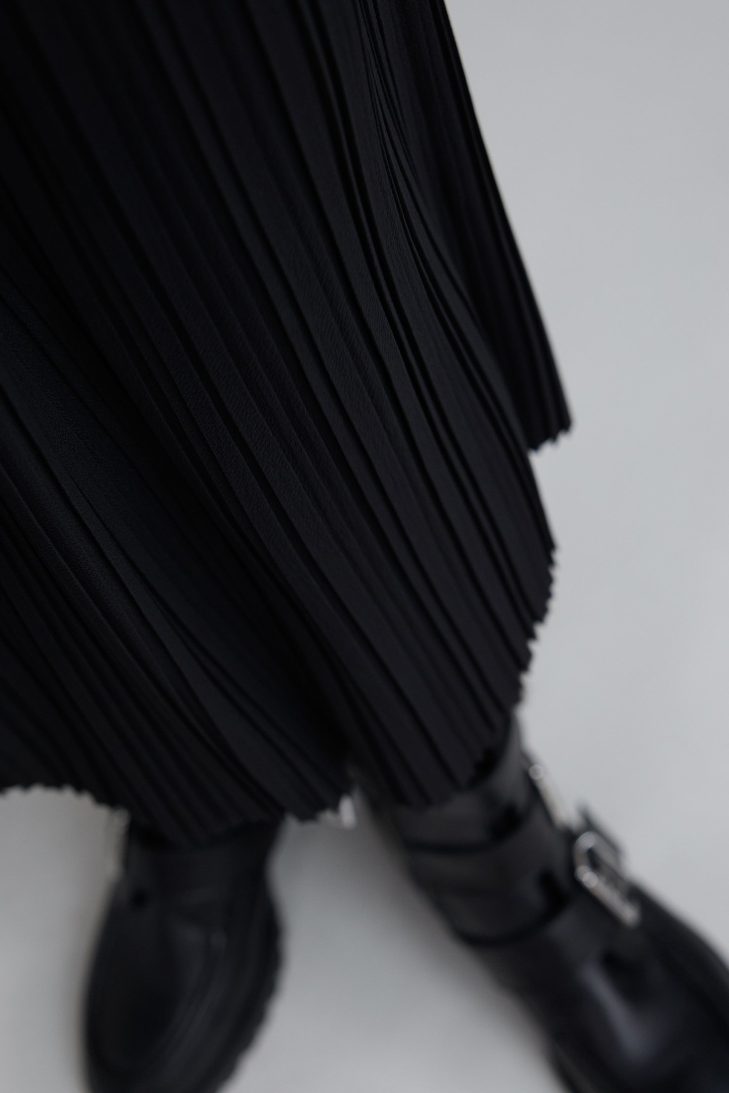 BLACK PLEATED MIDI SKIRT 4