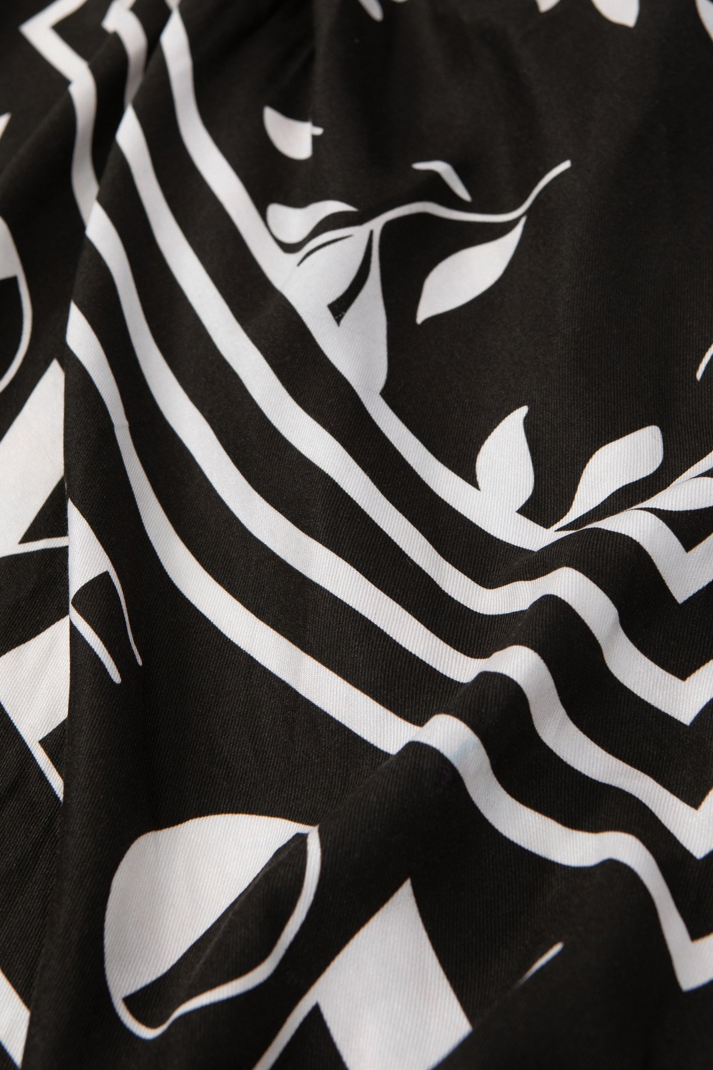 BLACK SQUARE SCARF WITH MESSAGE 7