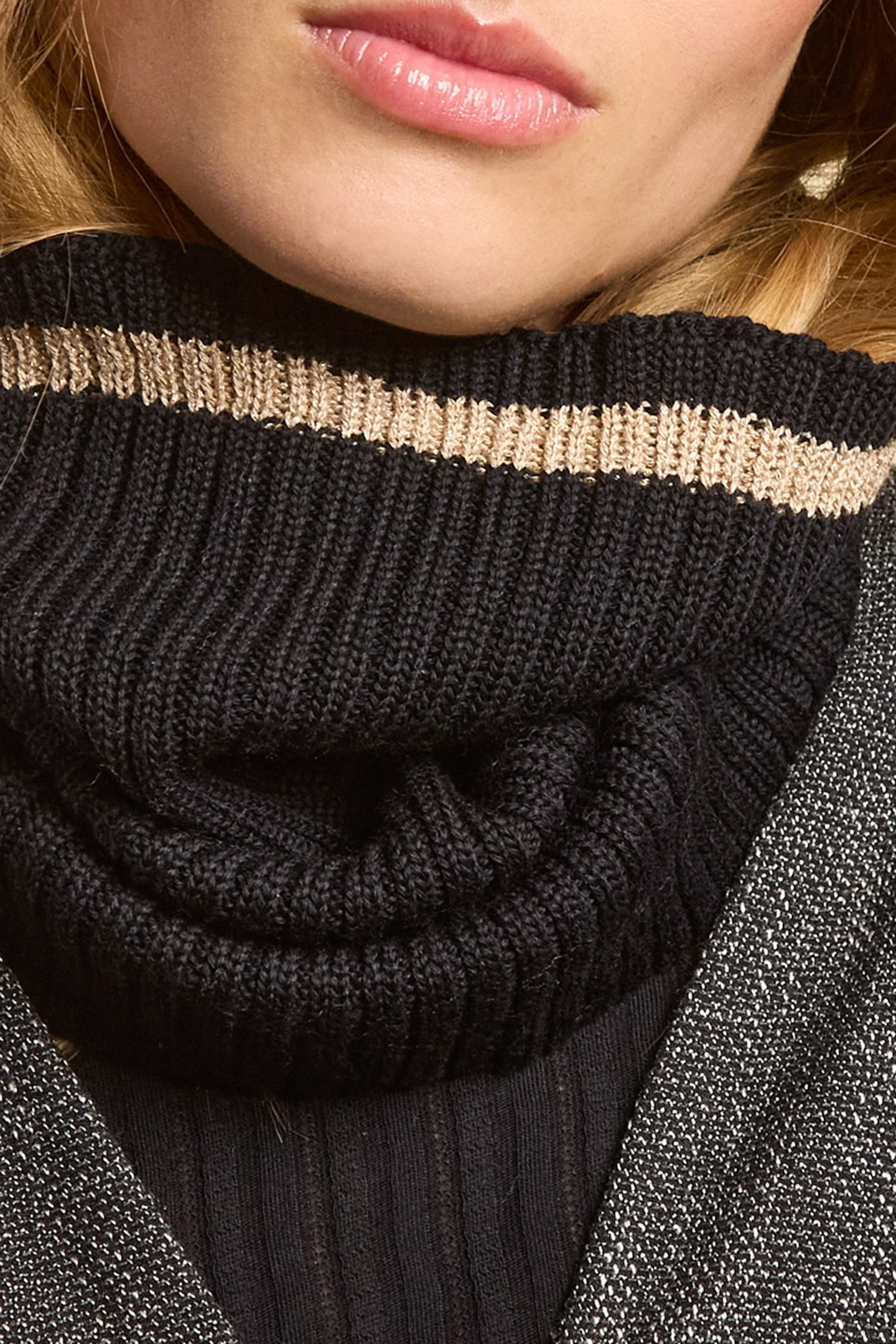 LAFRANÇAISE BLACK RIBBED KNIT SNOOD 2