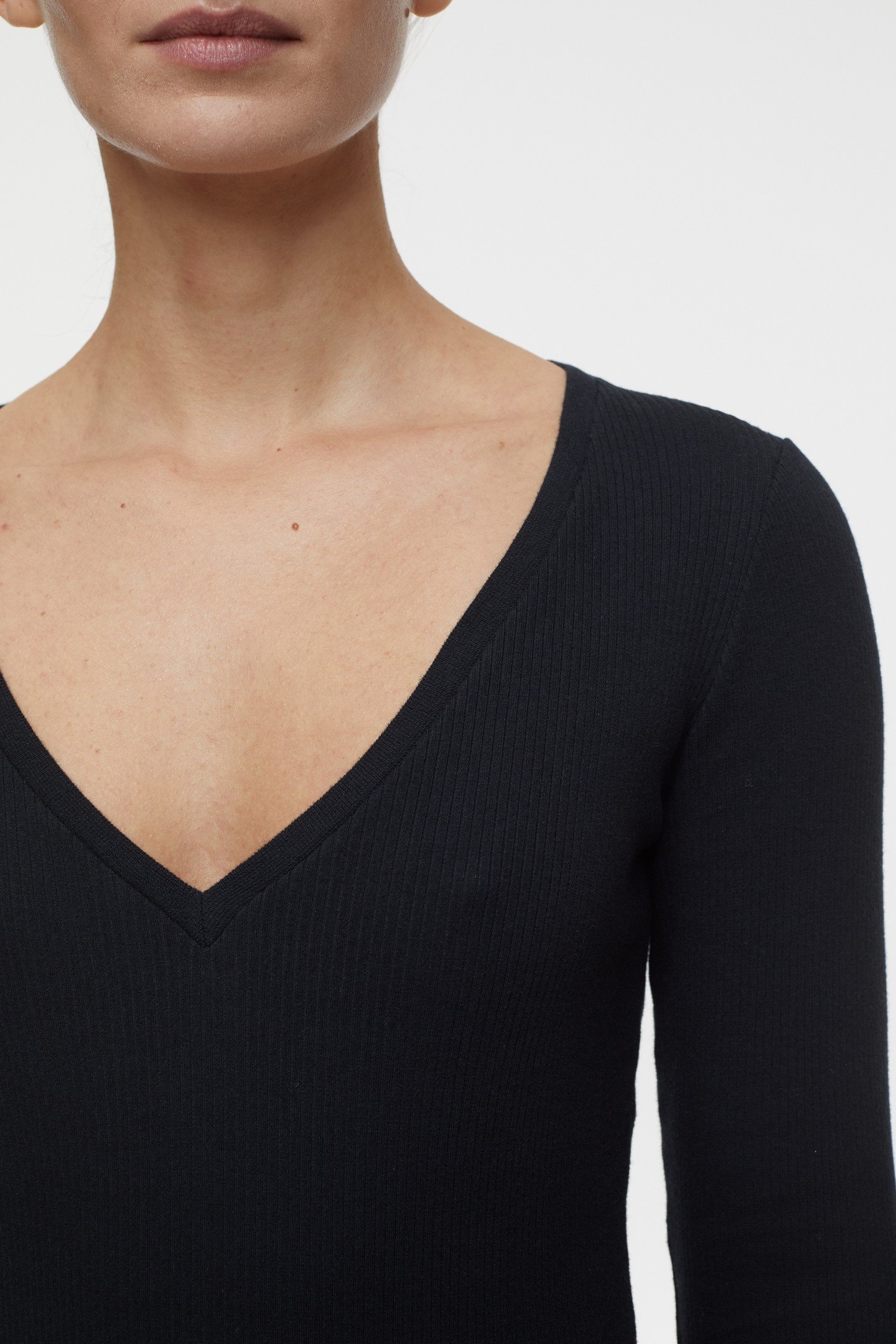 V NECK LONGSLEEVE T-SHIRTS BLACK 6