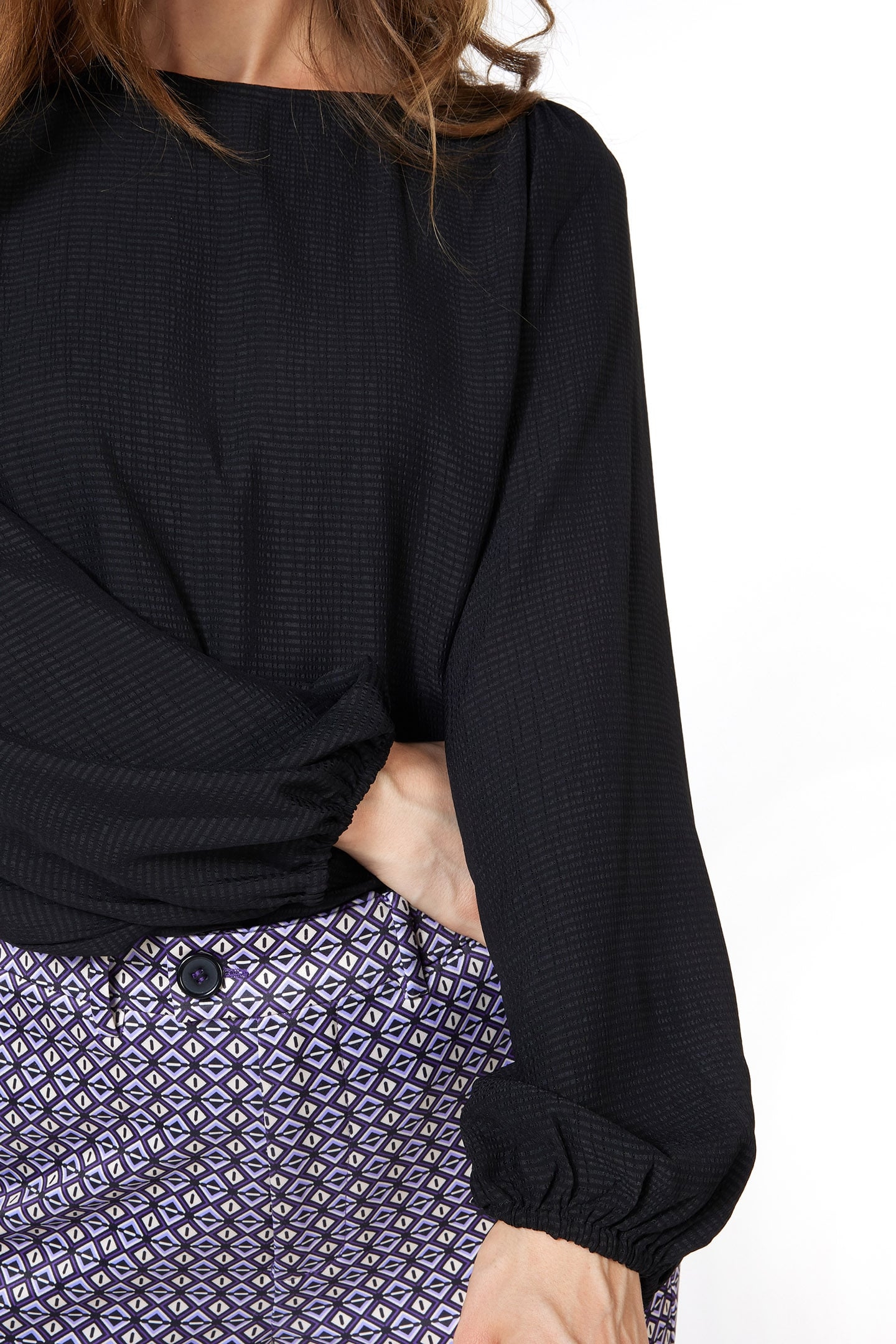 BLOUSE R-NECK STRUCTURE BLACK 7