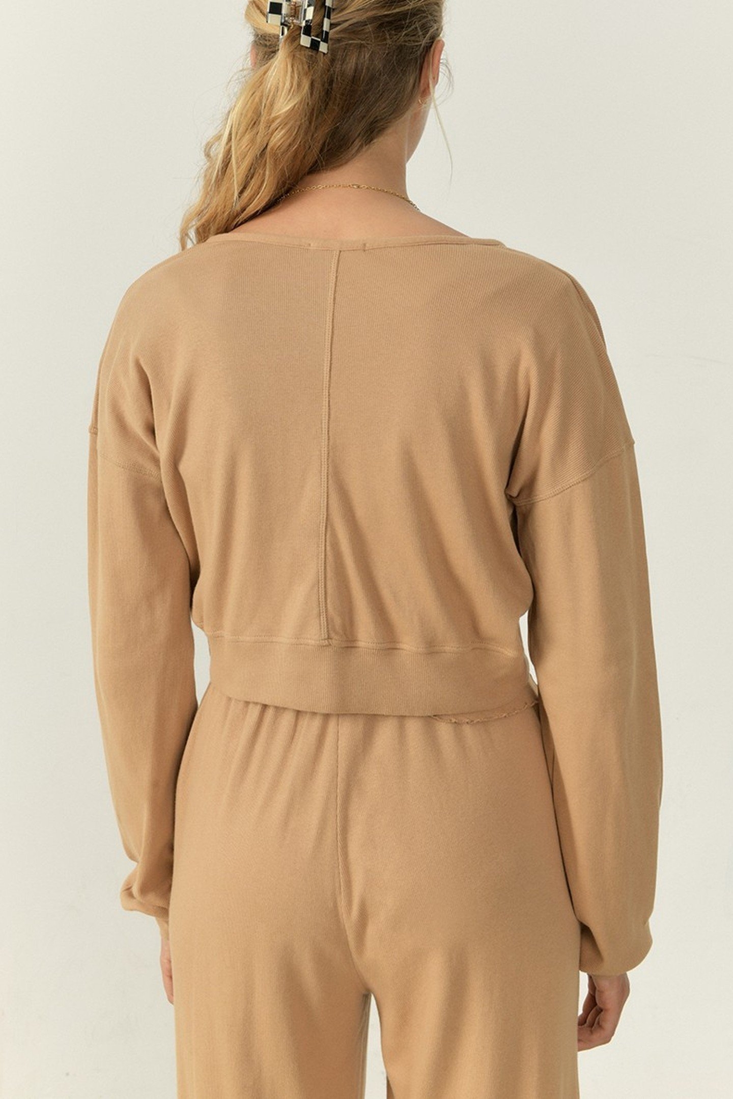 LONG-SLEEVED V-NECK BUTTON-DOWN VEST PRALINE 3