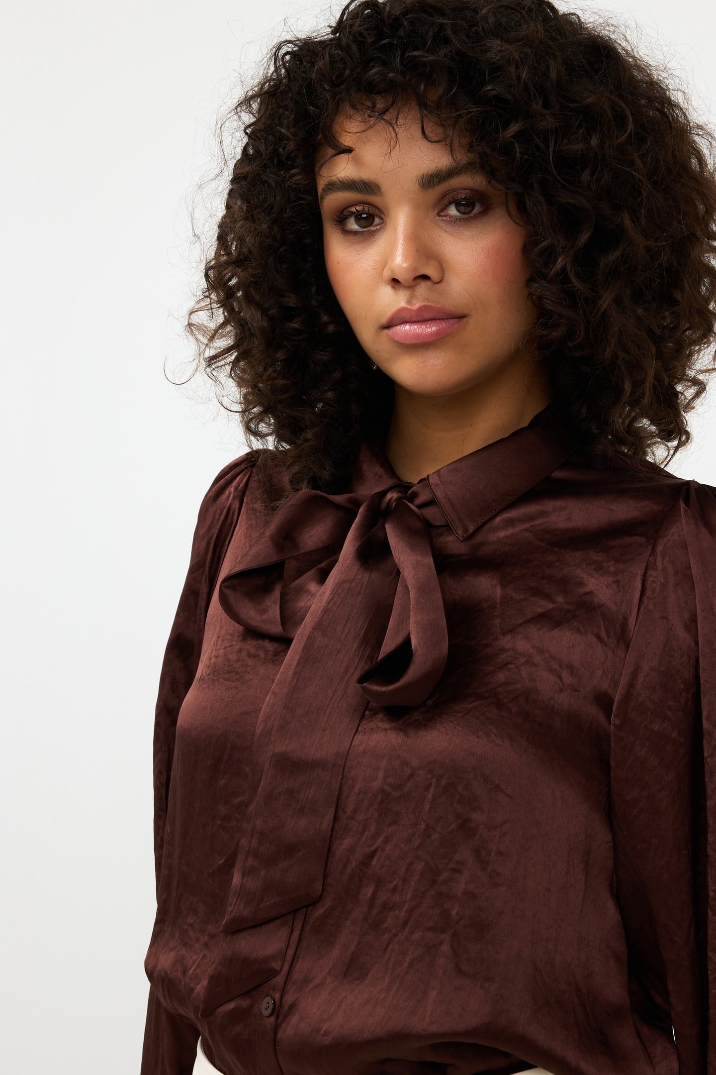 BLOUSE BOW CRUSHED SATIN CHOCOLATE 3
