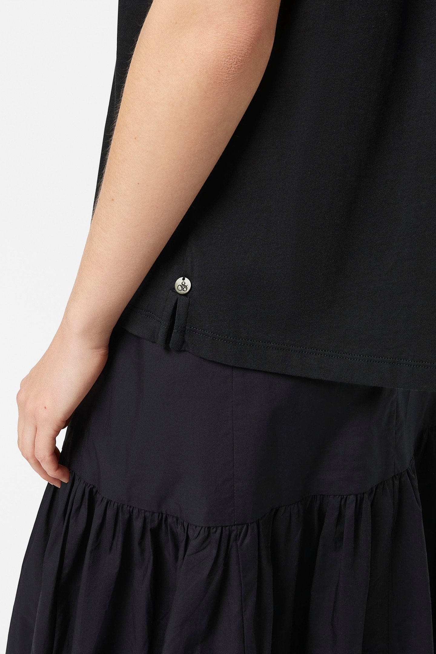 DRAPEY V-NECK T-SHIRT BLACK 2