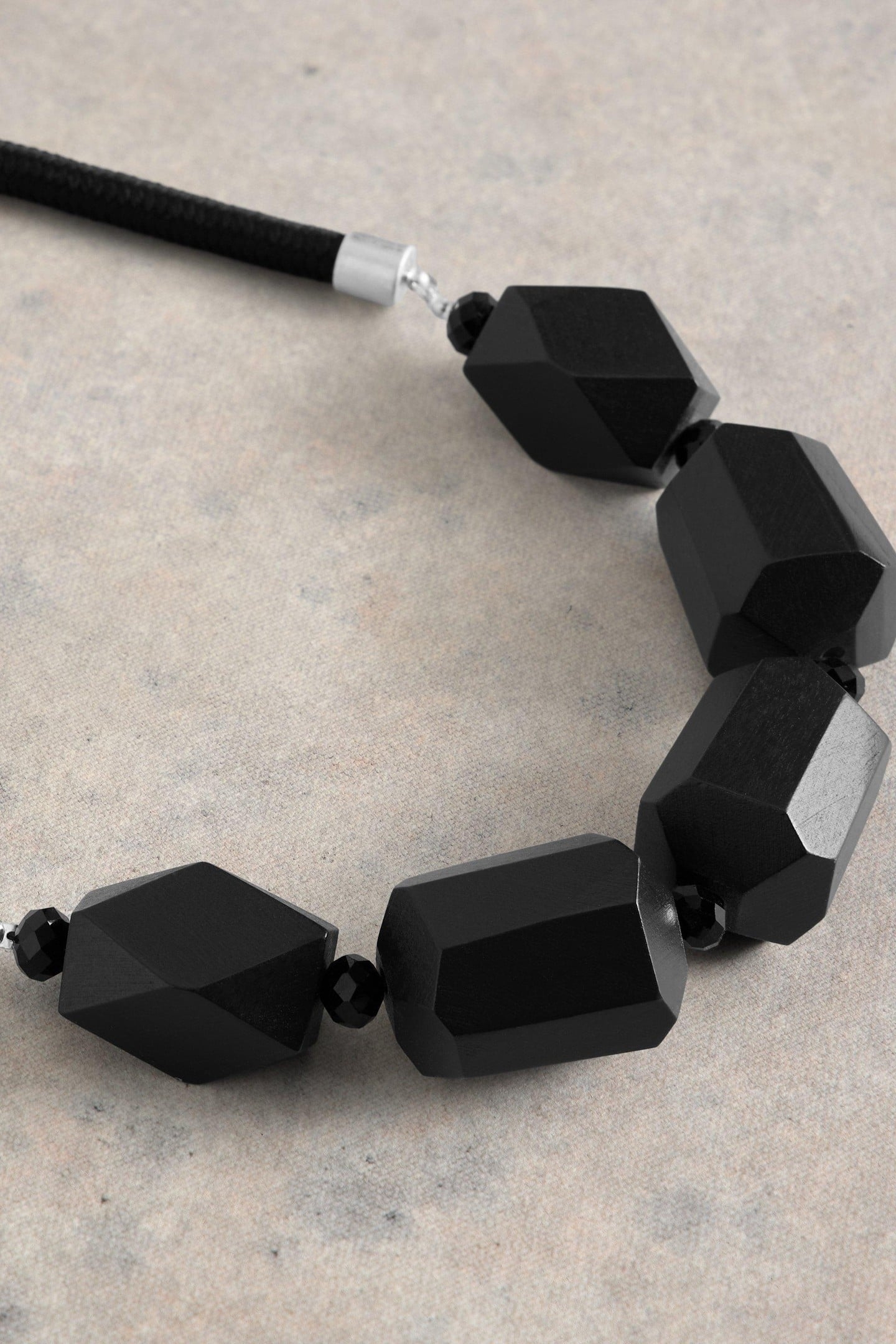 CARNATION BEADED NECKLACE PURE BLACK 2