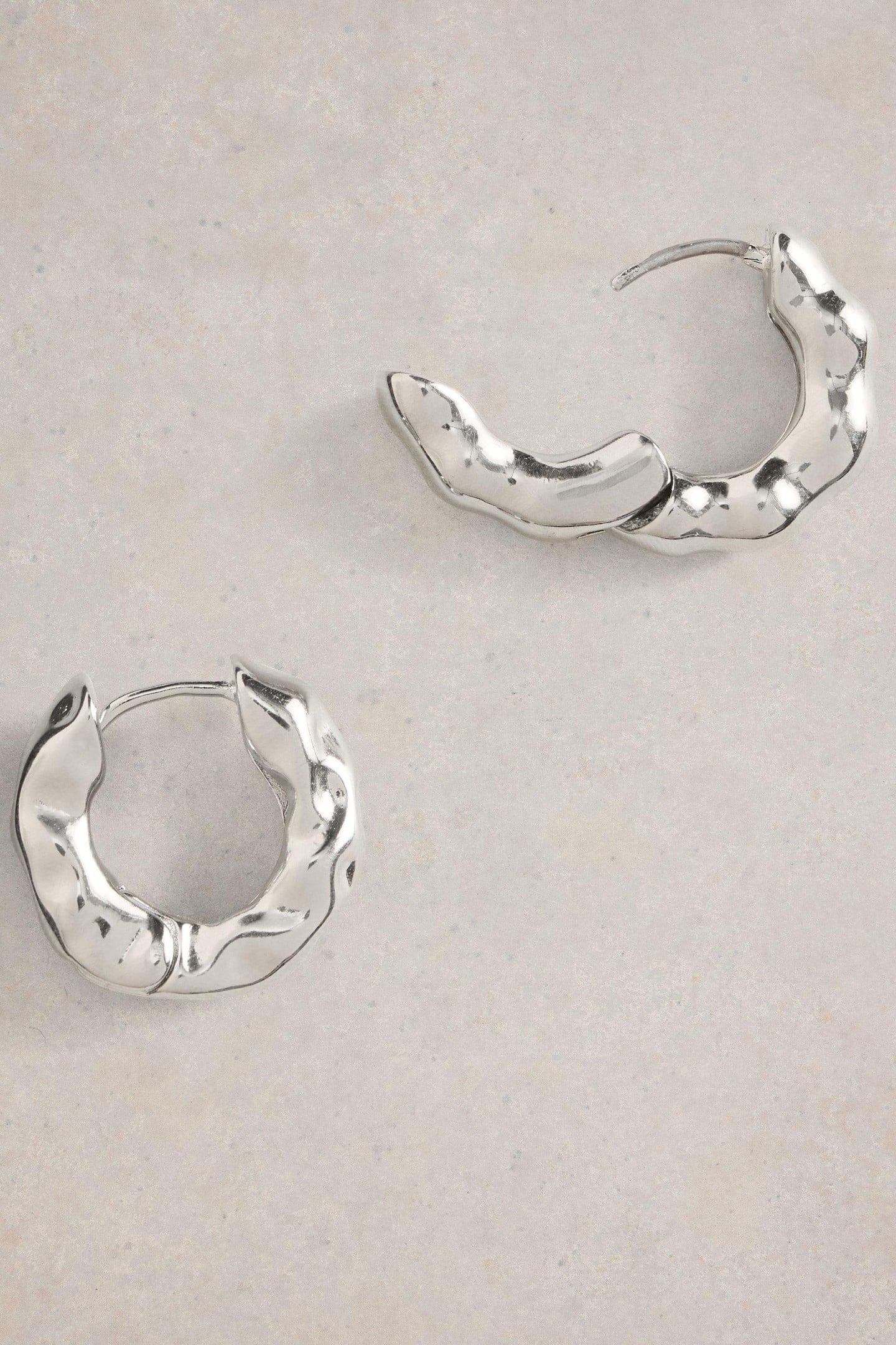 BERRIE HUGGIE EARRING SILVER TONE METALLIC 1