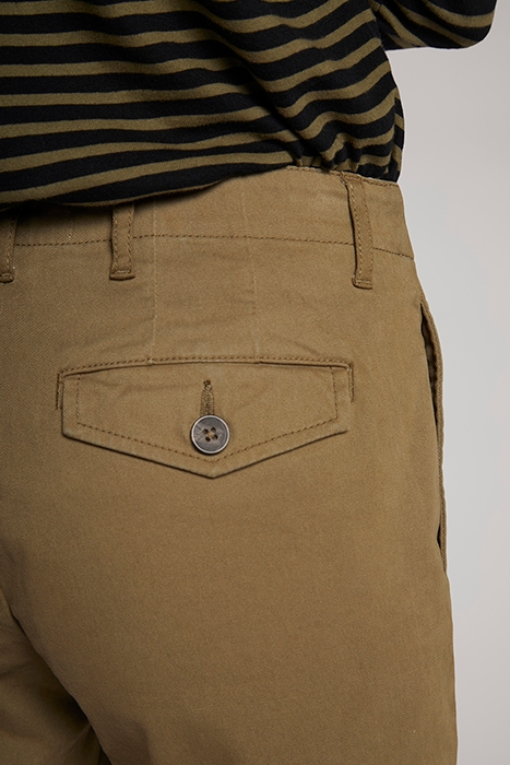 THE CAPTAIN RELAXED CHINO BASIL 6