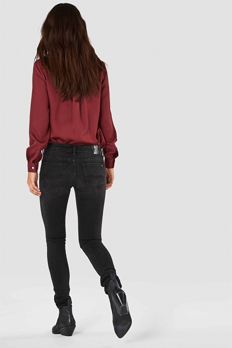 JUNO BLACK WORN IN 3