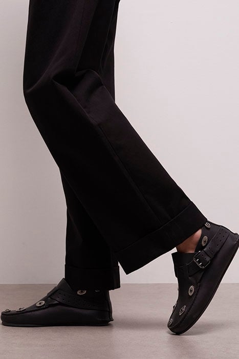 CHAUSSURES EN CUIR AVEC RIVETS EN METAL BLACK 2