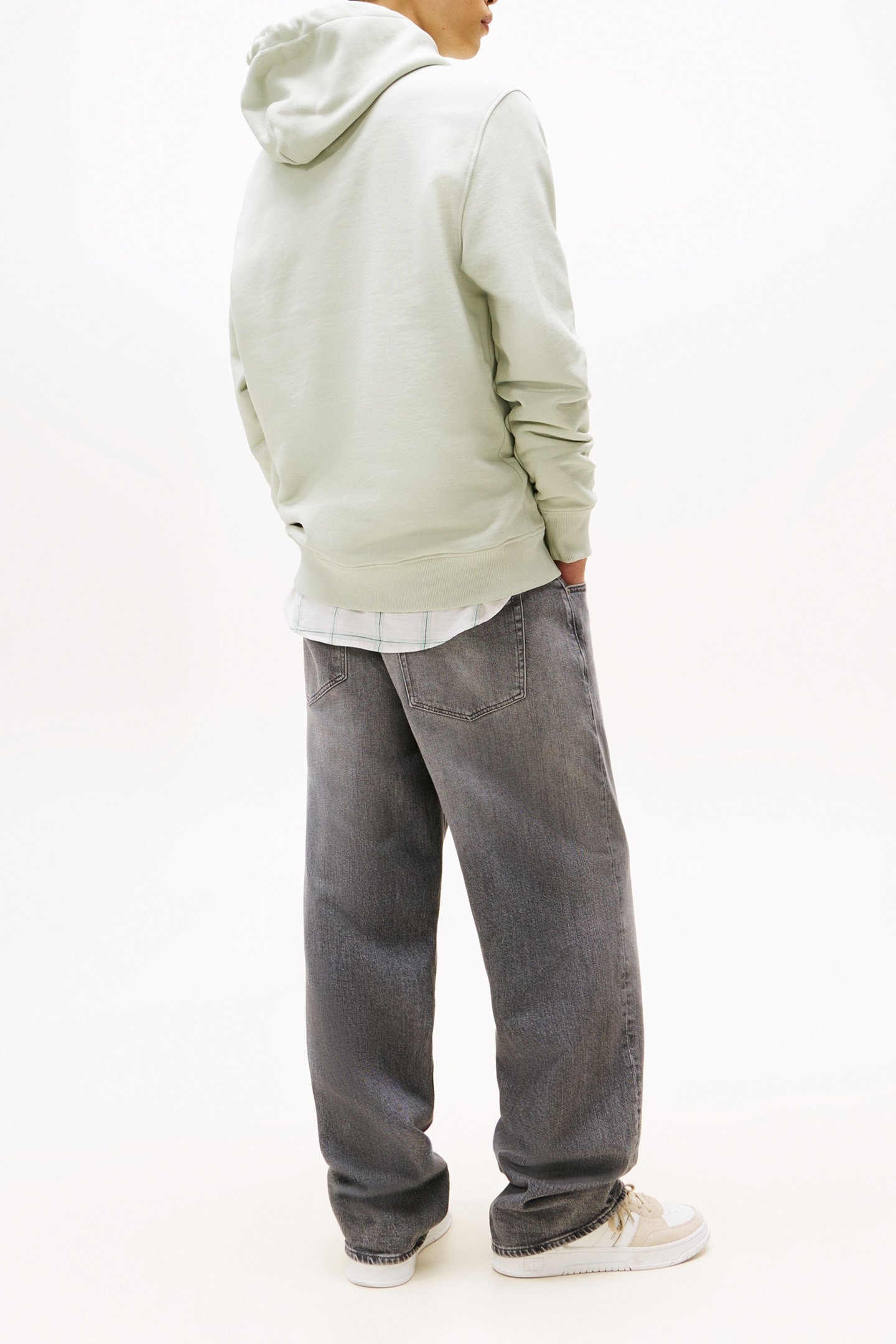 TJM REG BADGE RELAXED FIT HOODIE MISTY SAGE TONAL 3