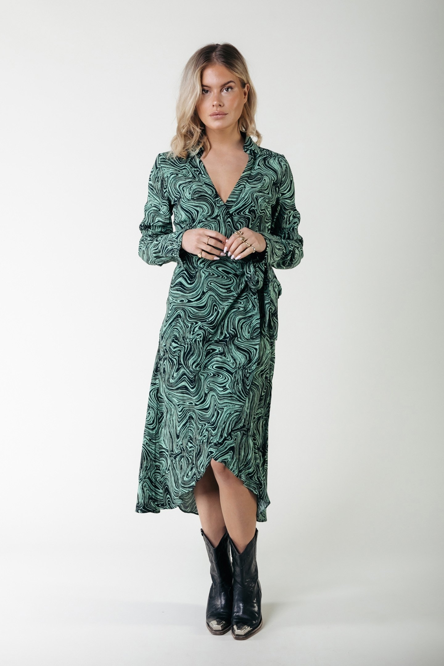 LEA LIQUID PAINT WRAP MIDI DRESS LS SOFT GREEN 1