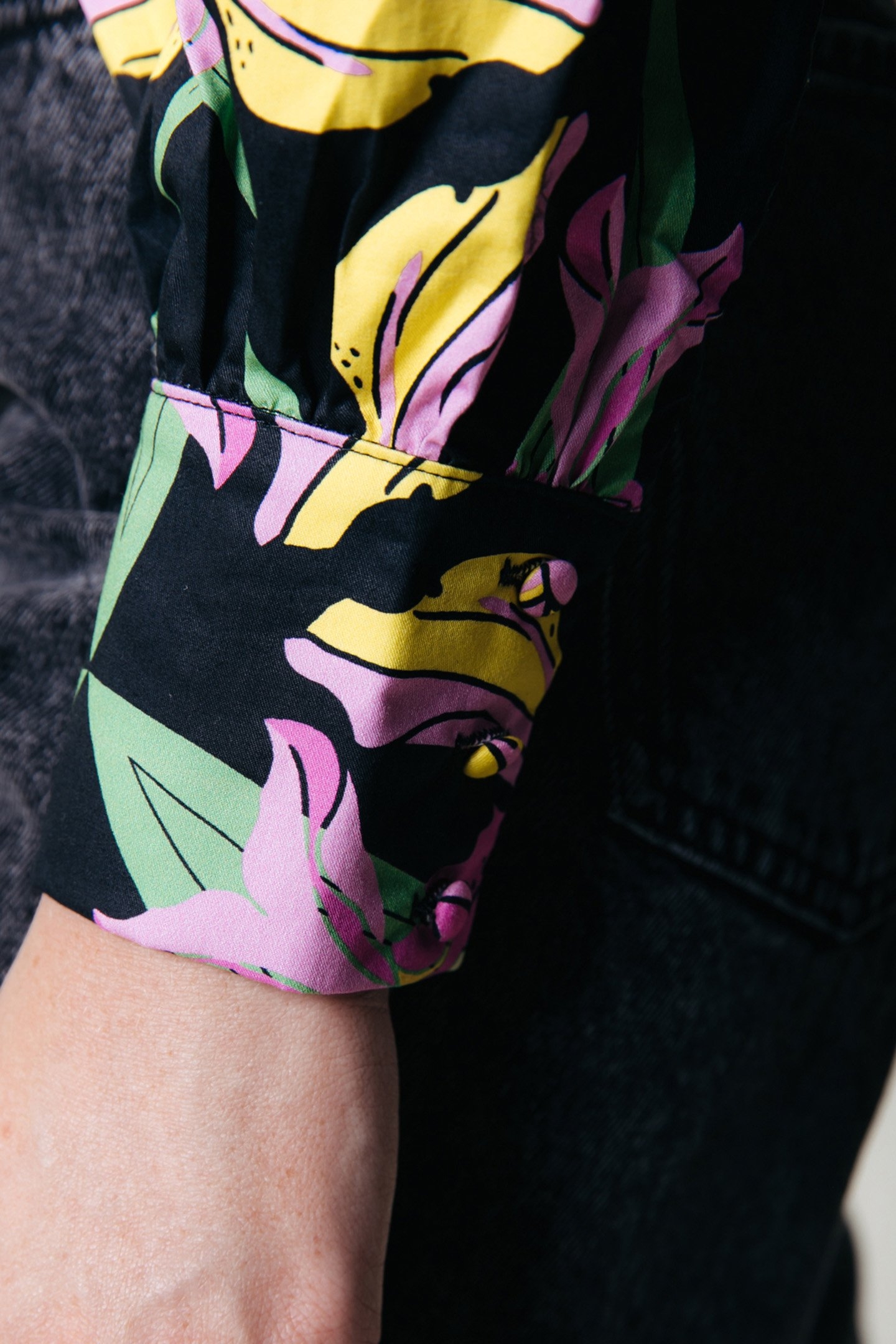 CHAYA GRAPHIC FLOWER PUFF SLEEVE CROPPED TOP CANDY PINK 5