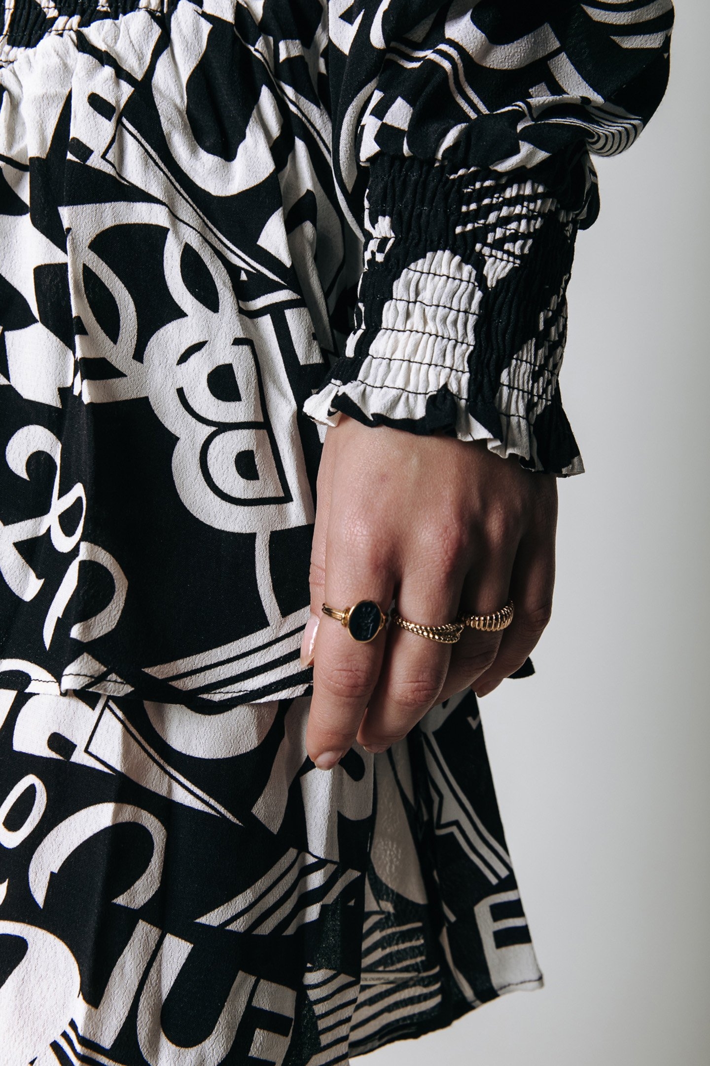 KINA LETTER RUFFLE MINI DRESS BLACK/WHITE 4