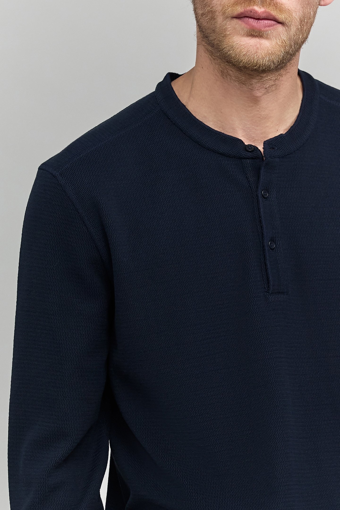 NAVY EMBOSSED MESH T-SHIRT 5