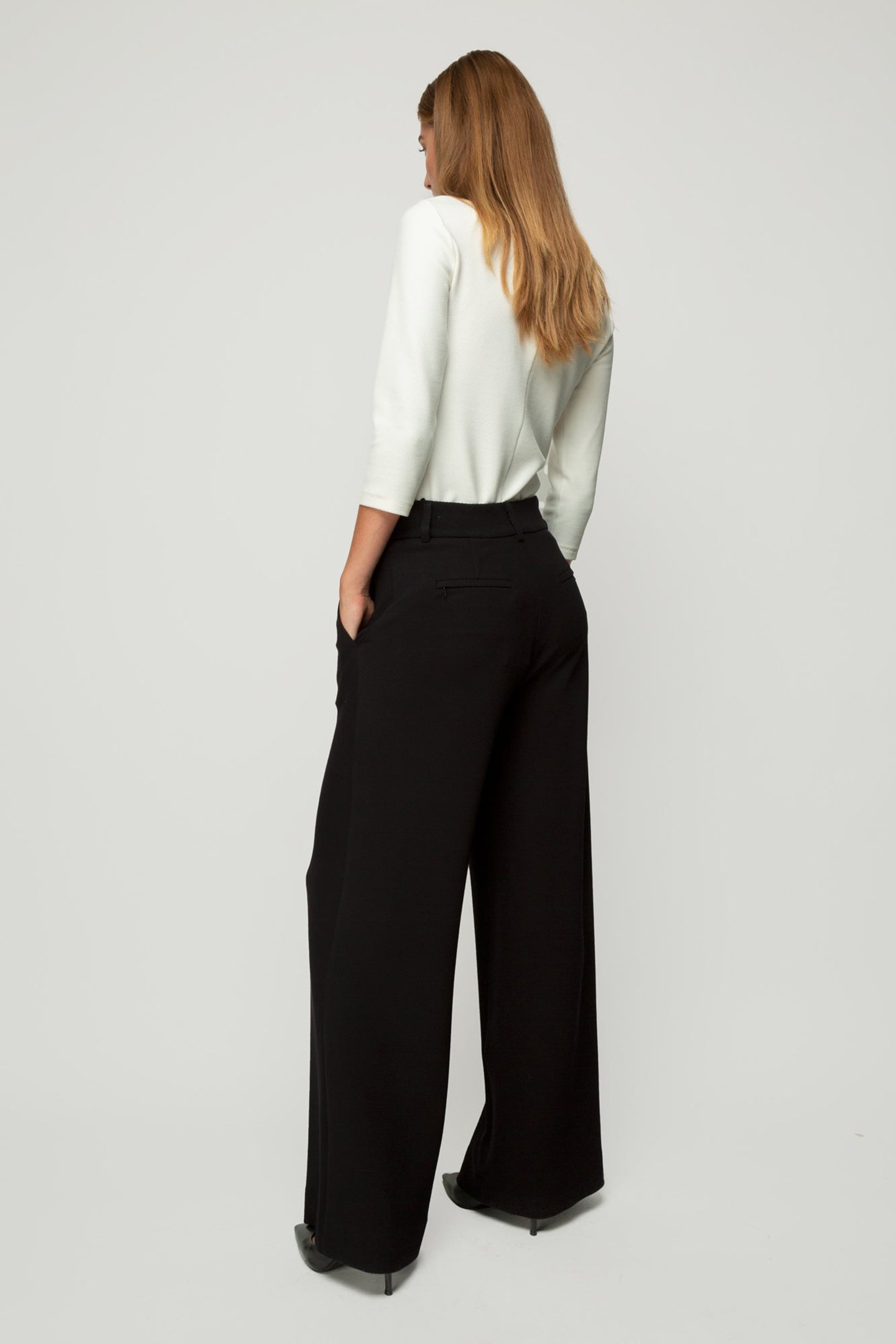 ROUND NECK RIB LOGO WHITE 3