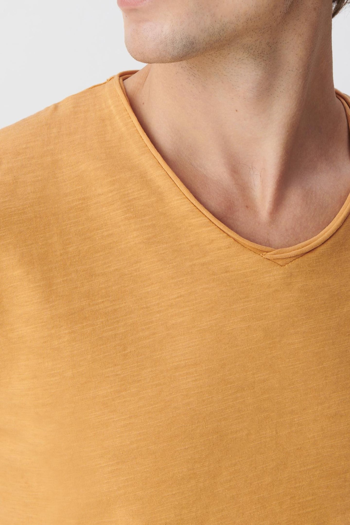 TURMERIC ORGANIC COTTON ESSENTIAL V-NECK T-SHIRT 5
