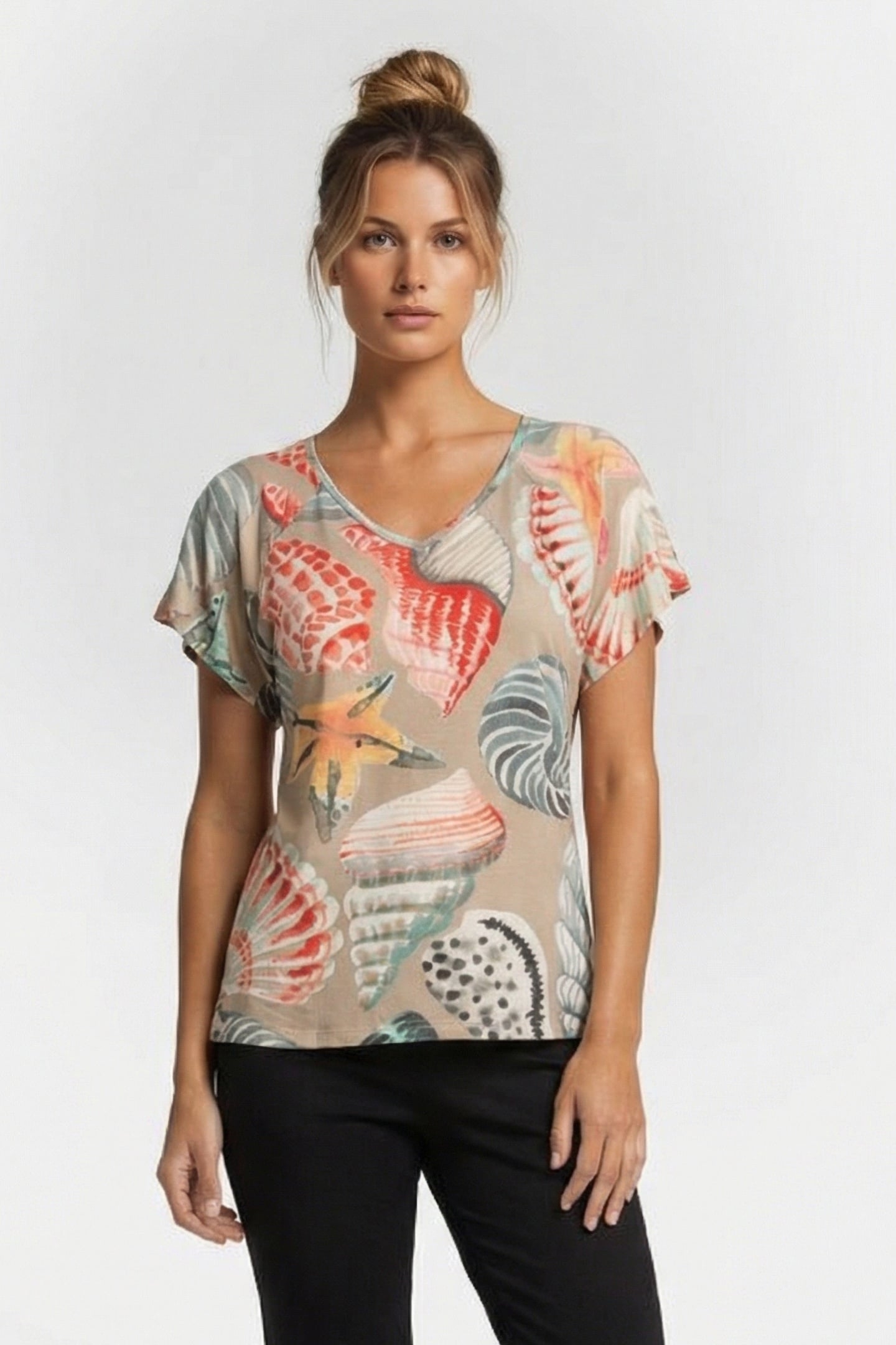 LOOSE TEE JESKA IN FEATHER GREY WITH OCEAN TREASURES. 1