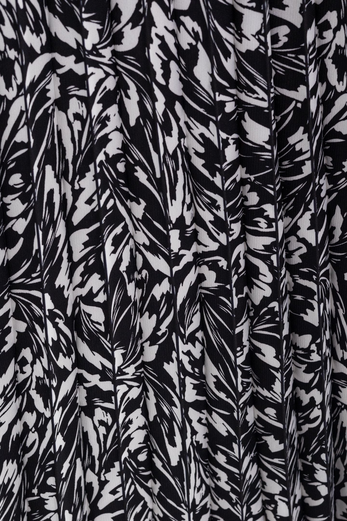 MINIMAL FLOWER PRINT BLACK PLEATED SKIRT 6