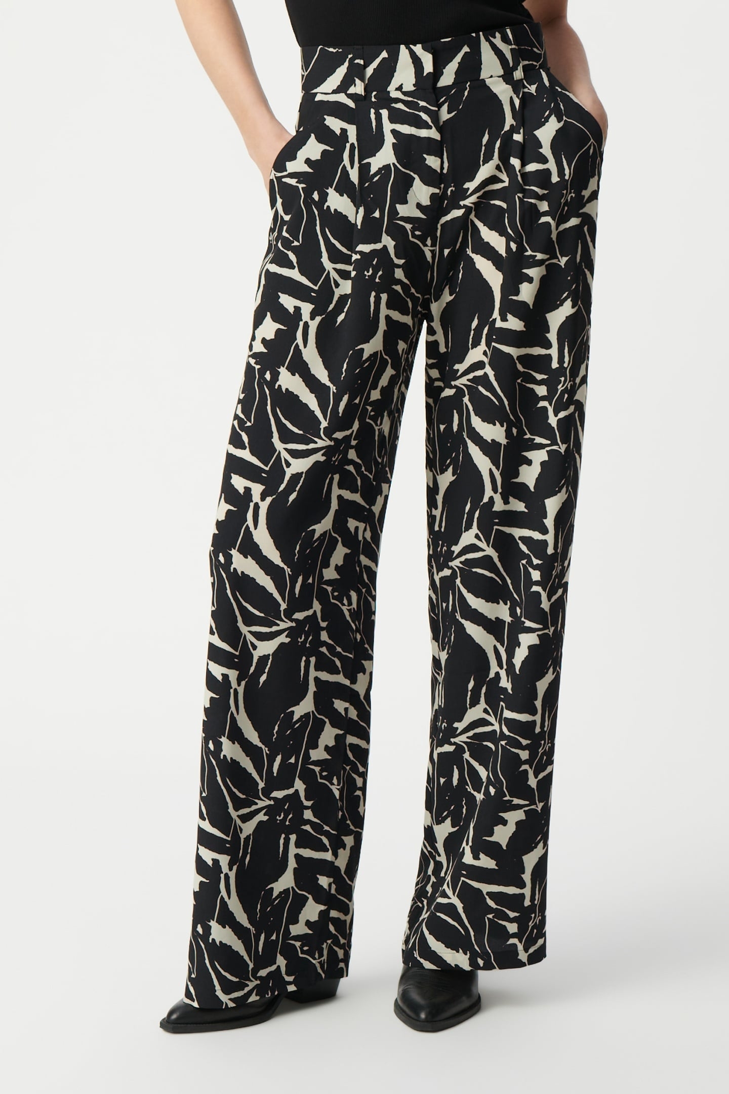 BLACK FLOWING PANTS WITH ZEBRA FLOWER PRINT 2