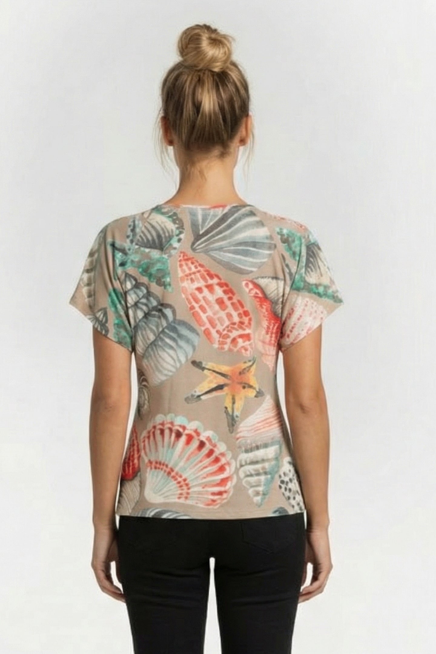 LOOSE TEE JESKA IN FEATHER GREY WITH OCEAN TREASURES. 2