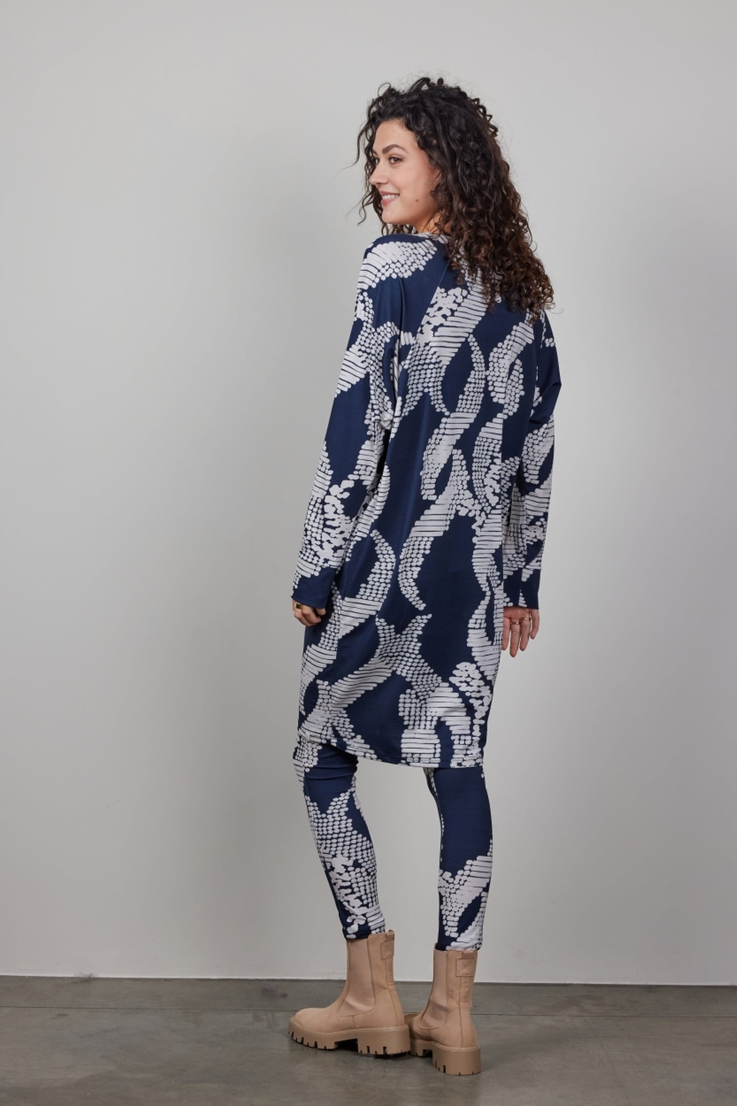 BASIC LEGGING IN DARKBLUE MET DANCING DOTS PRINT 2