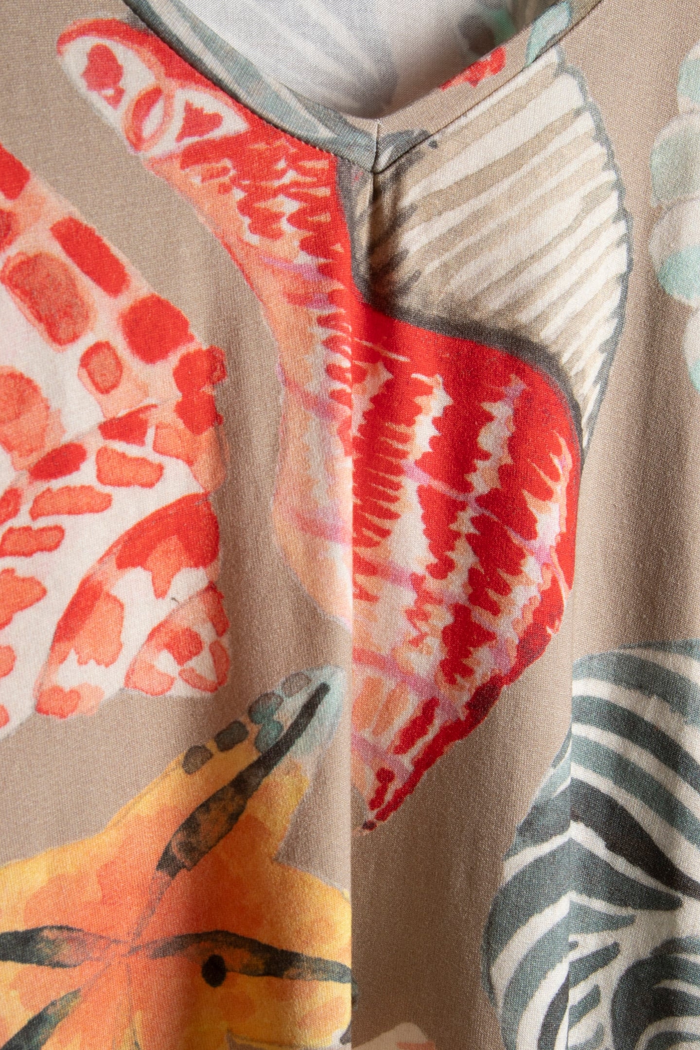 LOOSE TEE JESKA IN FEATHER GREY WITH OCEAN TREASURES. 4