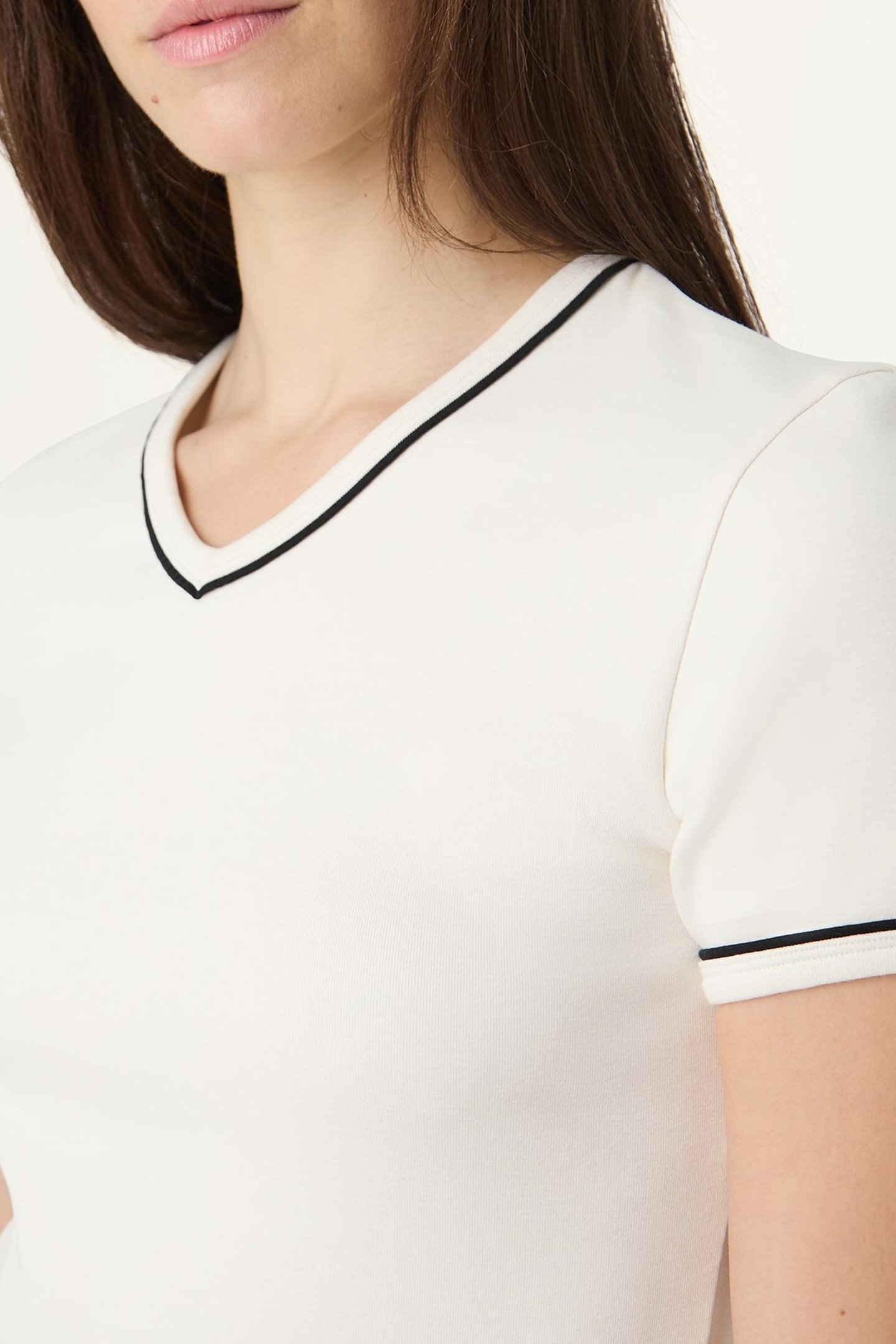 PORTELLO SLIM V-NECK T-SHIRT EGRET 6