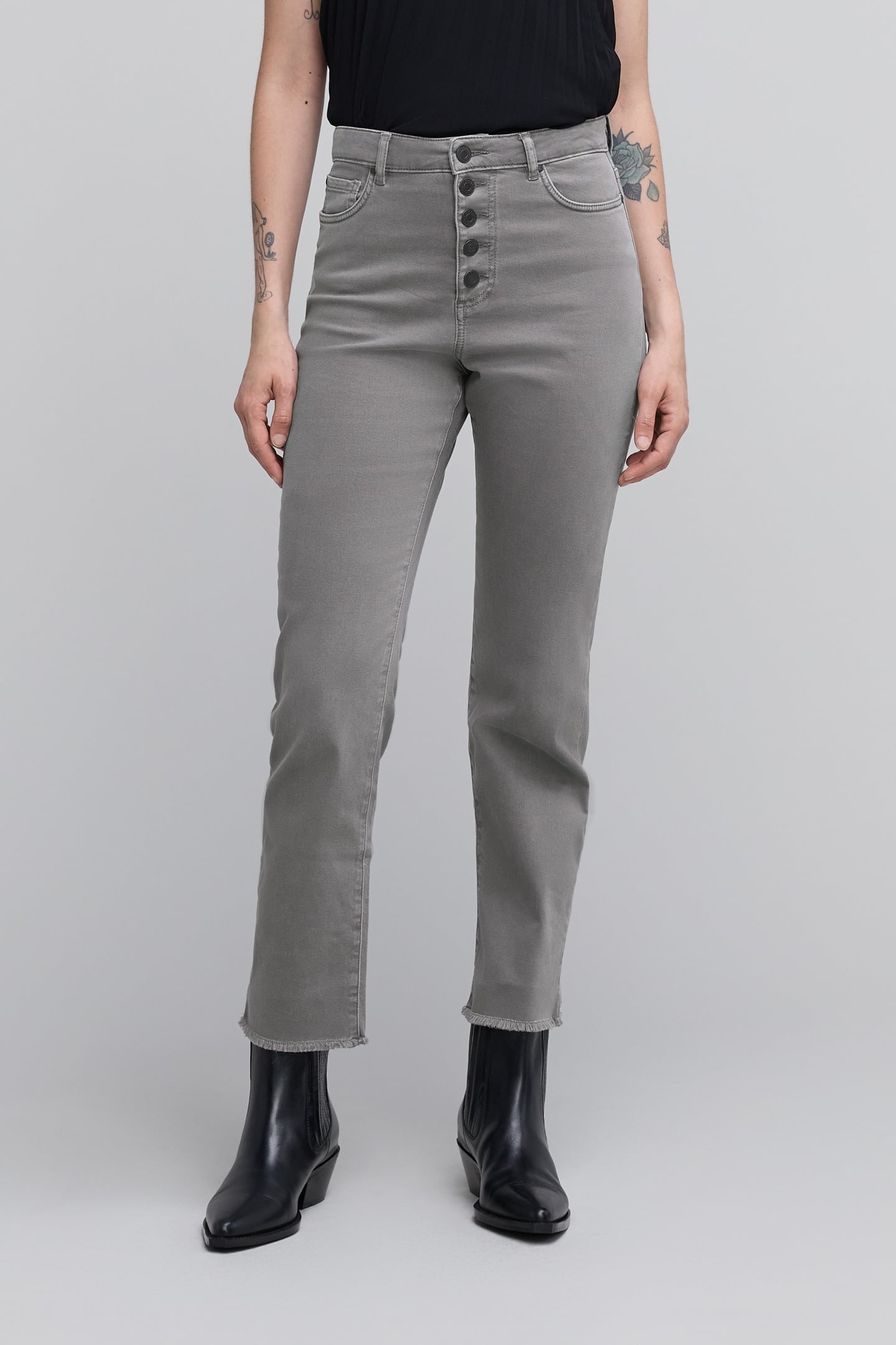 WATERLESS GREY STRAIGHT JEANS BUTTONED WITH FRAGÉ BOTTOMS 2