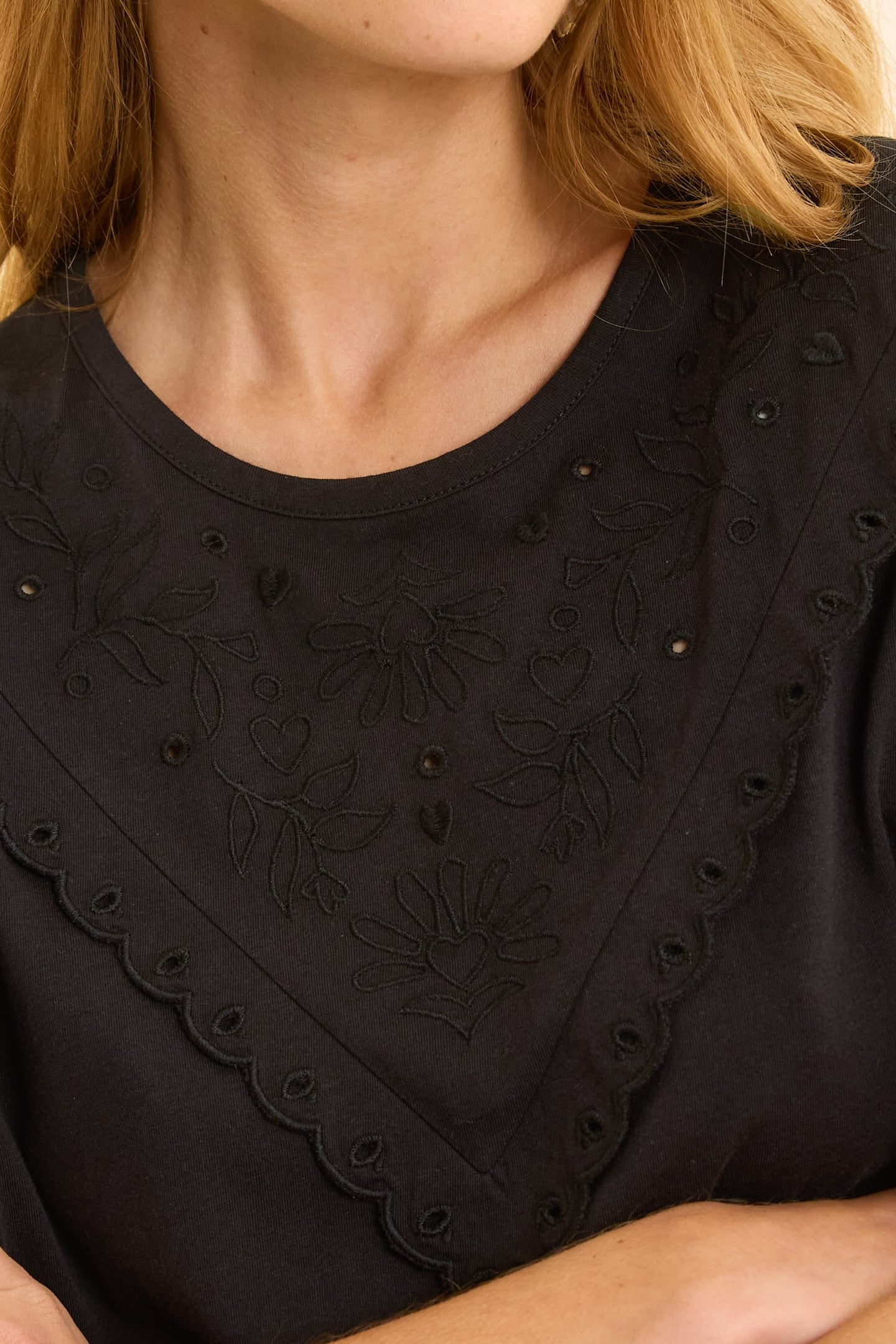 BLACK SHORT-SLEEVE T-SHIRT WITH EMBROIDERED BIB BLACK 5
