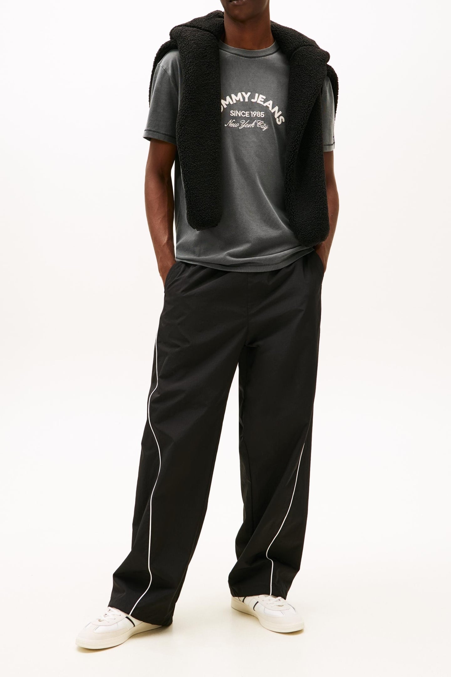 ARCH LOGO TEXTURED T-SHIRT BLACK 2