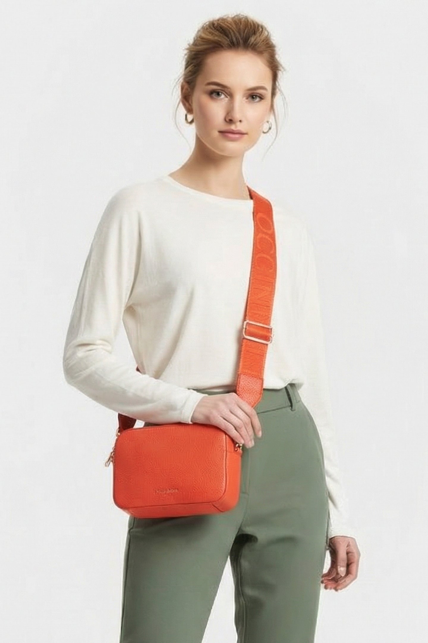 CAMERA CROSS BODY BAG IN PINK 1