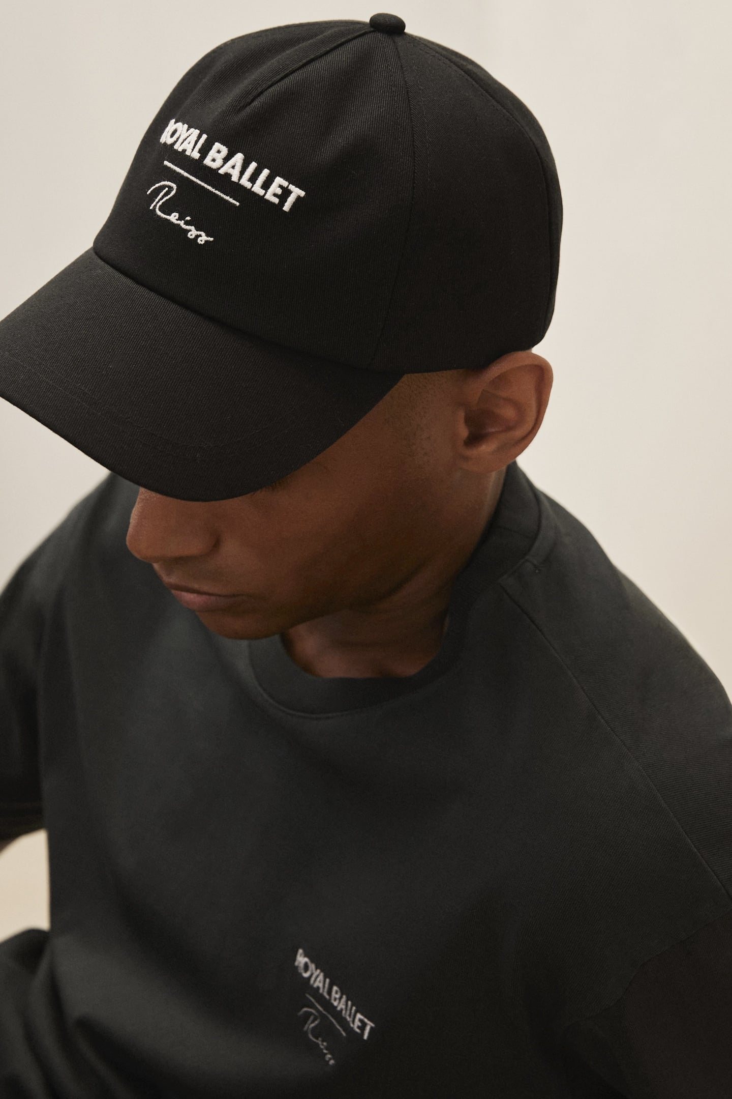 EMBROIDERED LOGO CAP BLACK 4