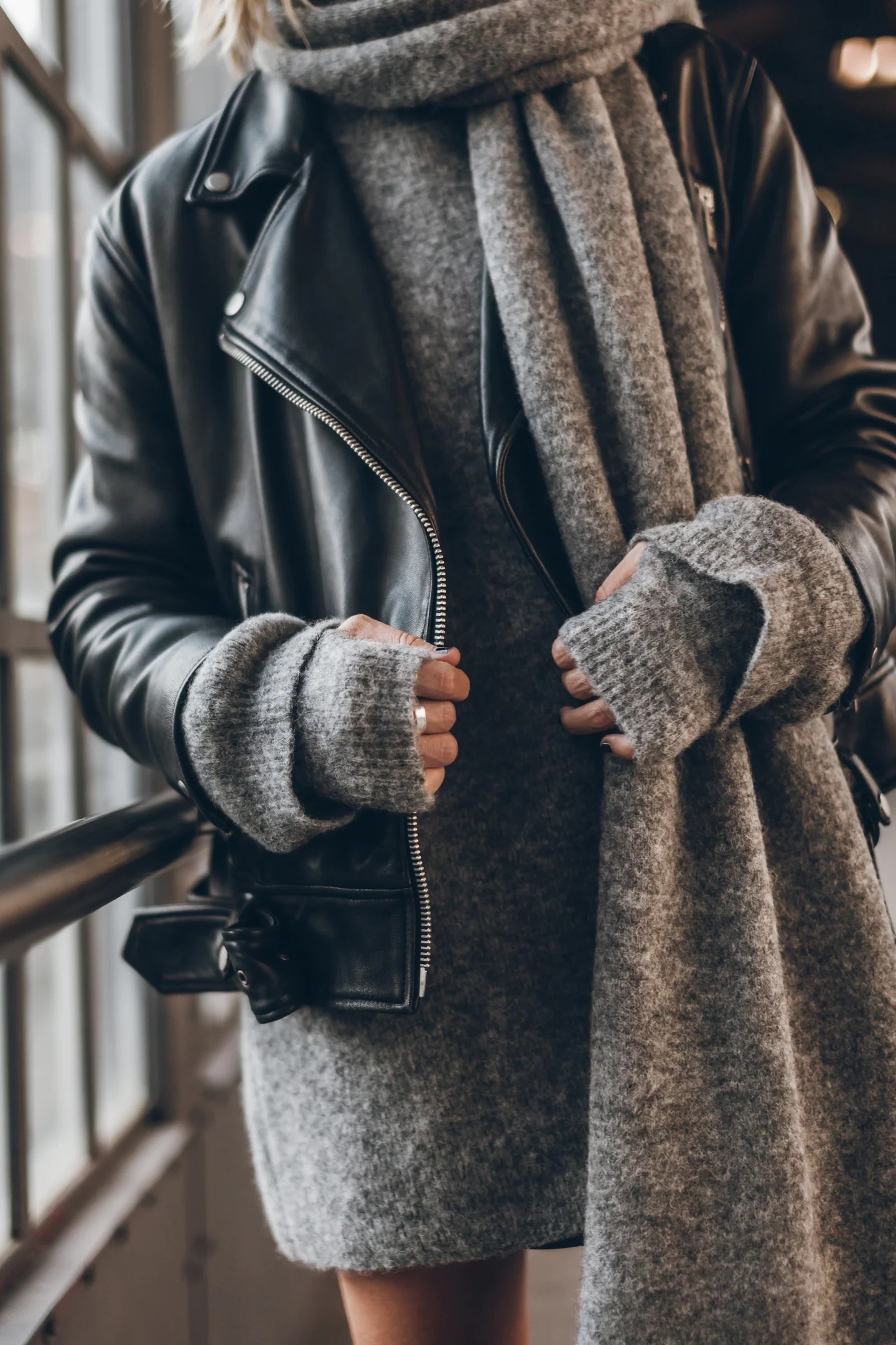 THE GREY MELANGE KNIT SCARF 2