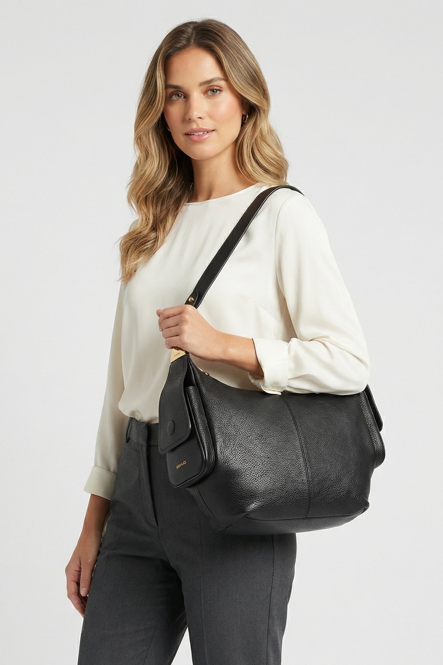 LARGE LEATHER SHOULDER BAG IN BLACK 1