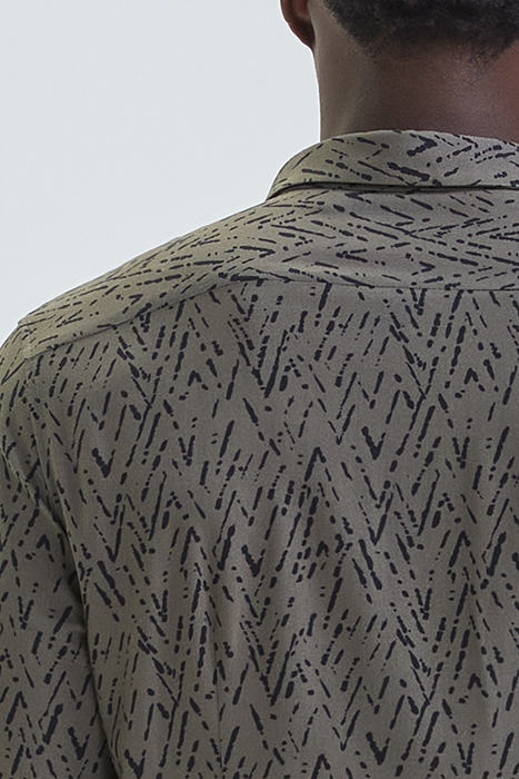 KHAKI LENZING™ ECOVERO™ CHEVRON SLIM SHIRT KHAKI 5
