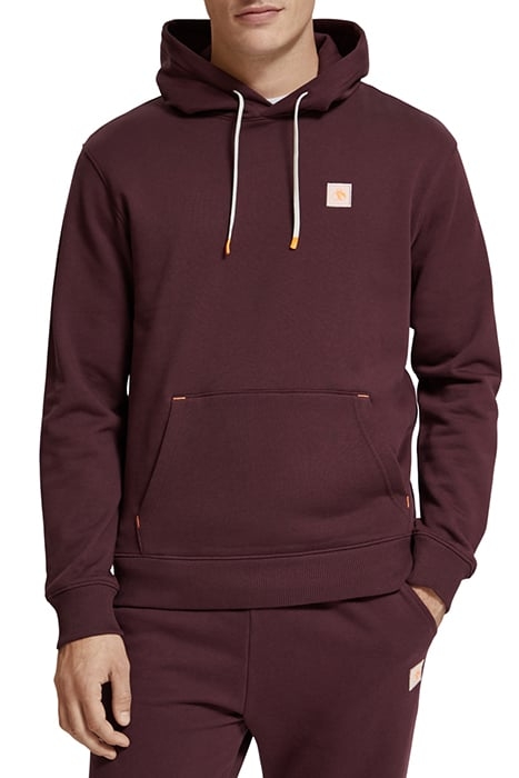 REGULAR FIT ESSENTIAL BADGE HOODIE IN ORGANIC COTTON BERRY W 1