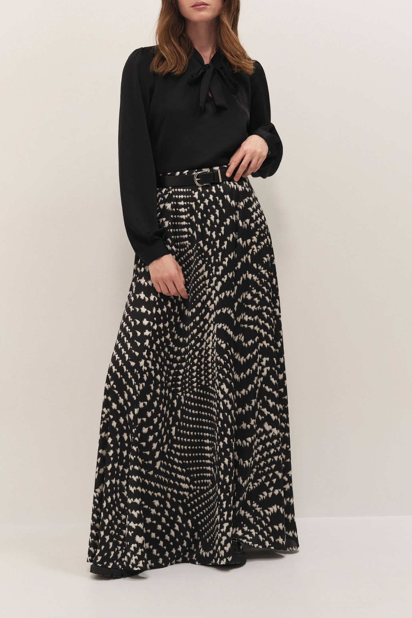 CYRILLE - BLACK FLOWING BLOUSE WITH LAVALLIÈRE COLLAR 4