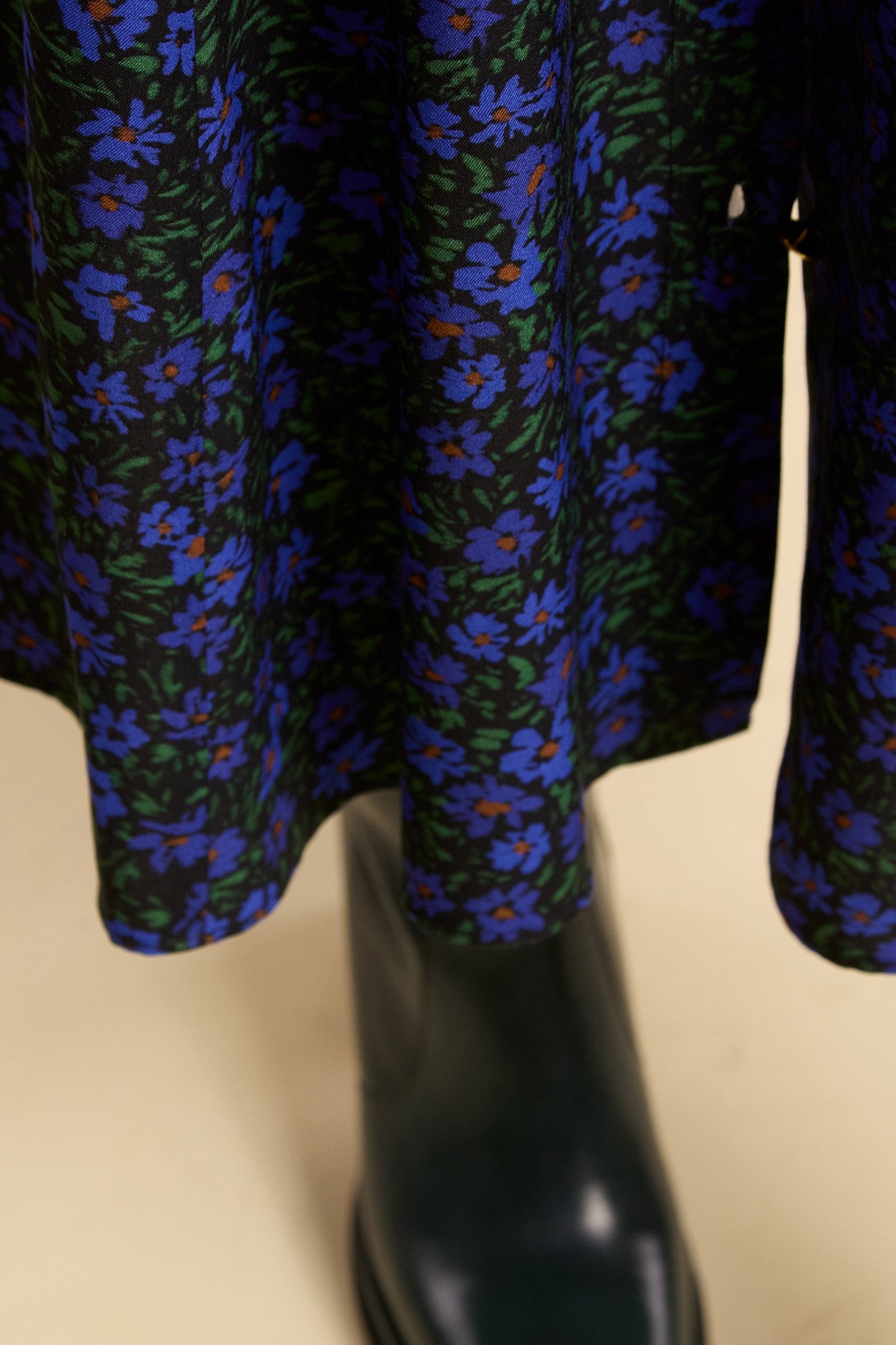 BLACK MIDI SKIRT WITH WINTER FLOWERS PRINT 5