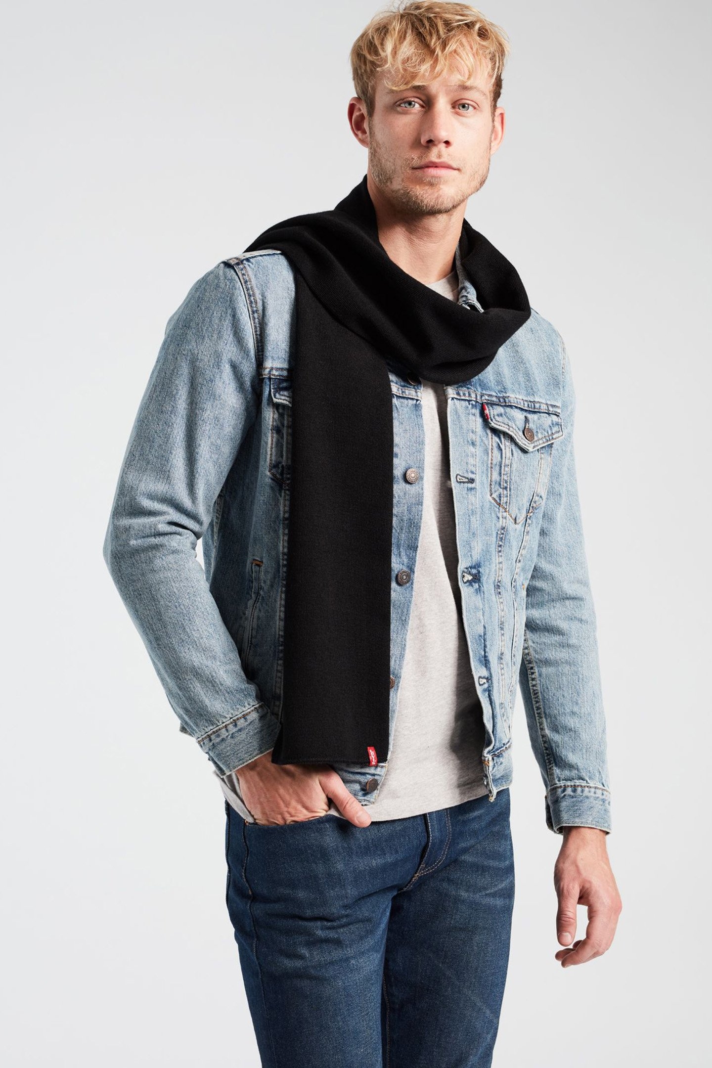 LIMIT SCARF IN BLACK 2