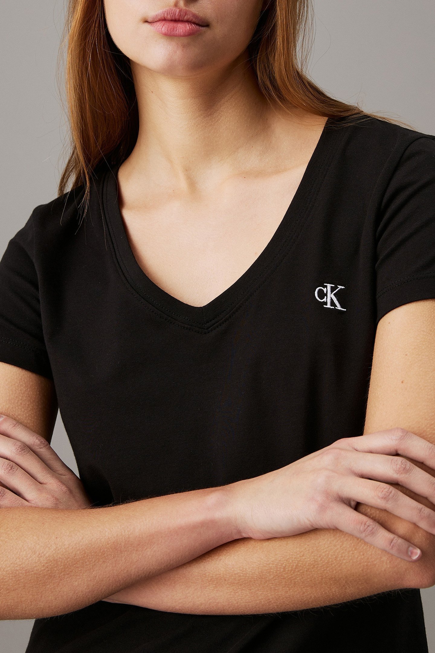 CK EMBROIDERY STANDARD FIT V-NECK T-SHIRT BLACK 4