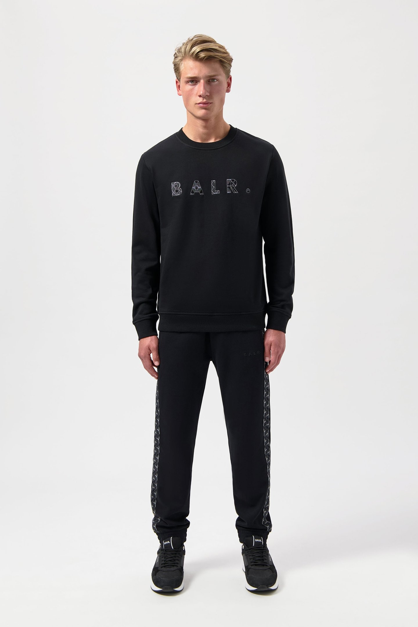 BALR. MONOGRAM EMBRO CREWNECK JET BLACK/PHANTOM 5