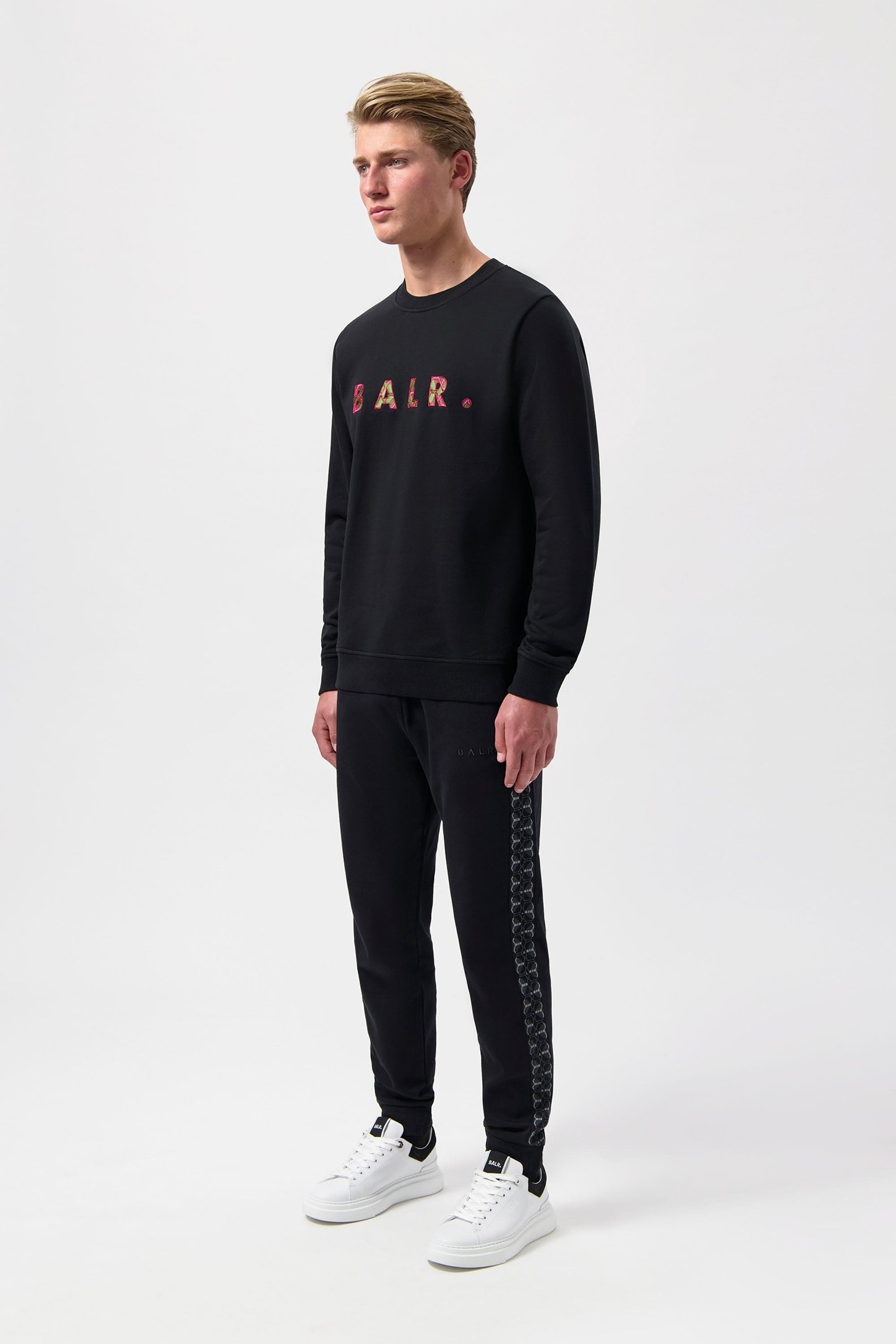 BALR. MONOGRAM EMBRO CREWNECK JET BLACK/TIBETIAN RED 5