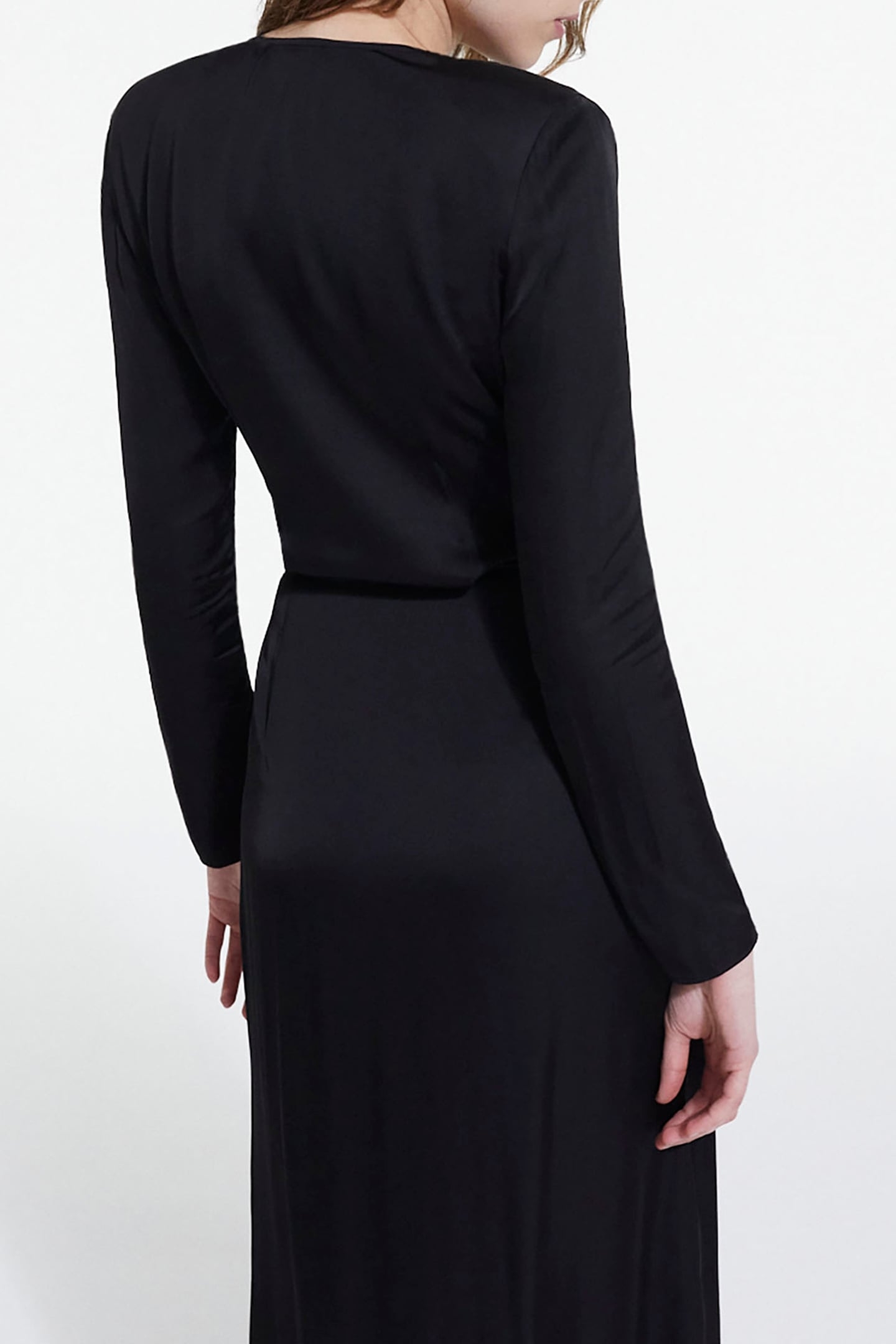 LONG DRESS WITH LONG SLEEVES AND NECKLINE BLACK 5