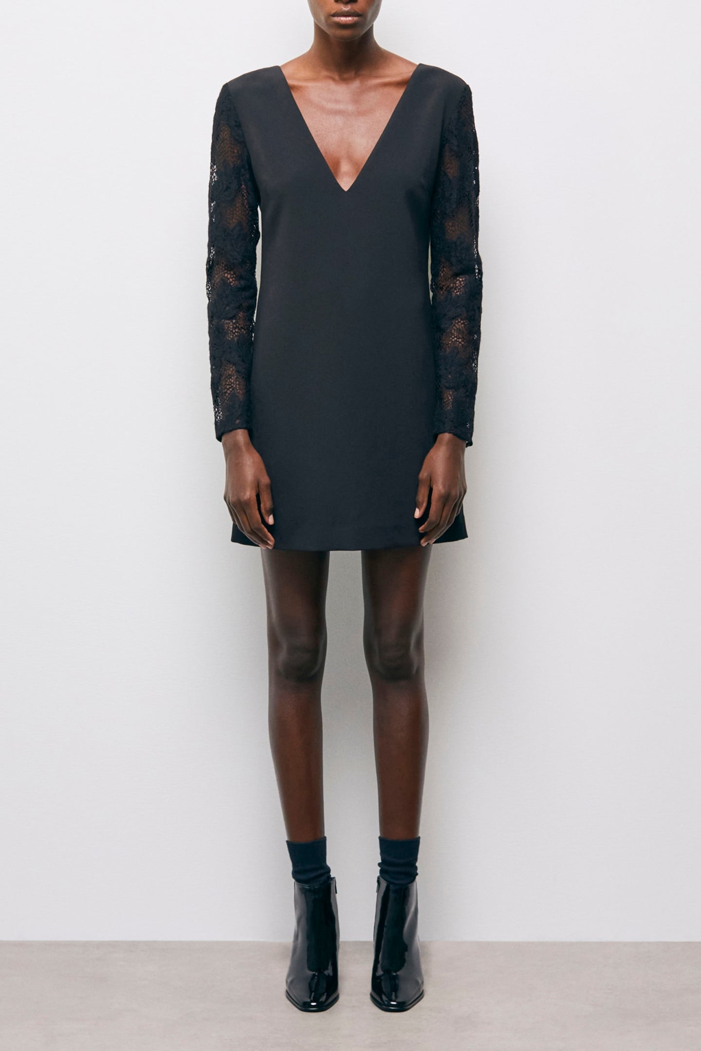 SHORT DRESS WITH LACE SLEEVE AND FRONT NECKLINE BLACK 2